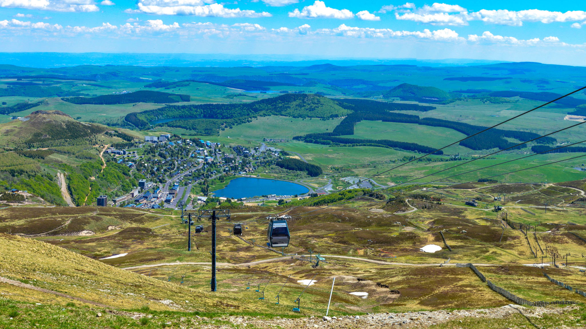 Des hauteurs de Super Besse, une vue imprenable sur la station de ski !