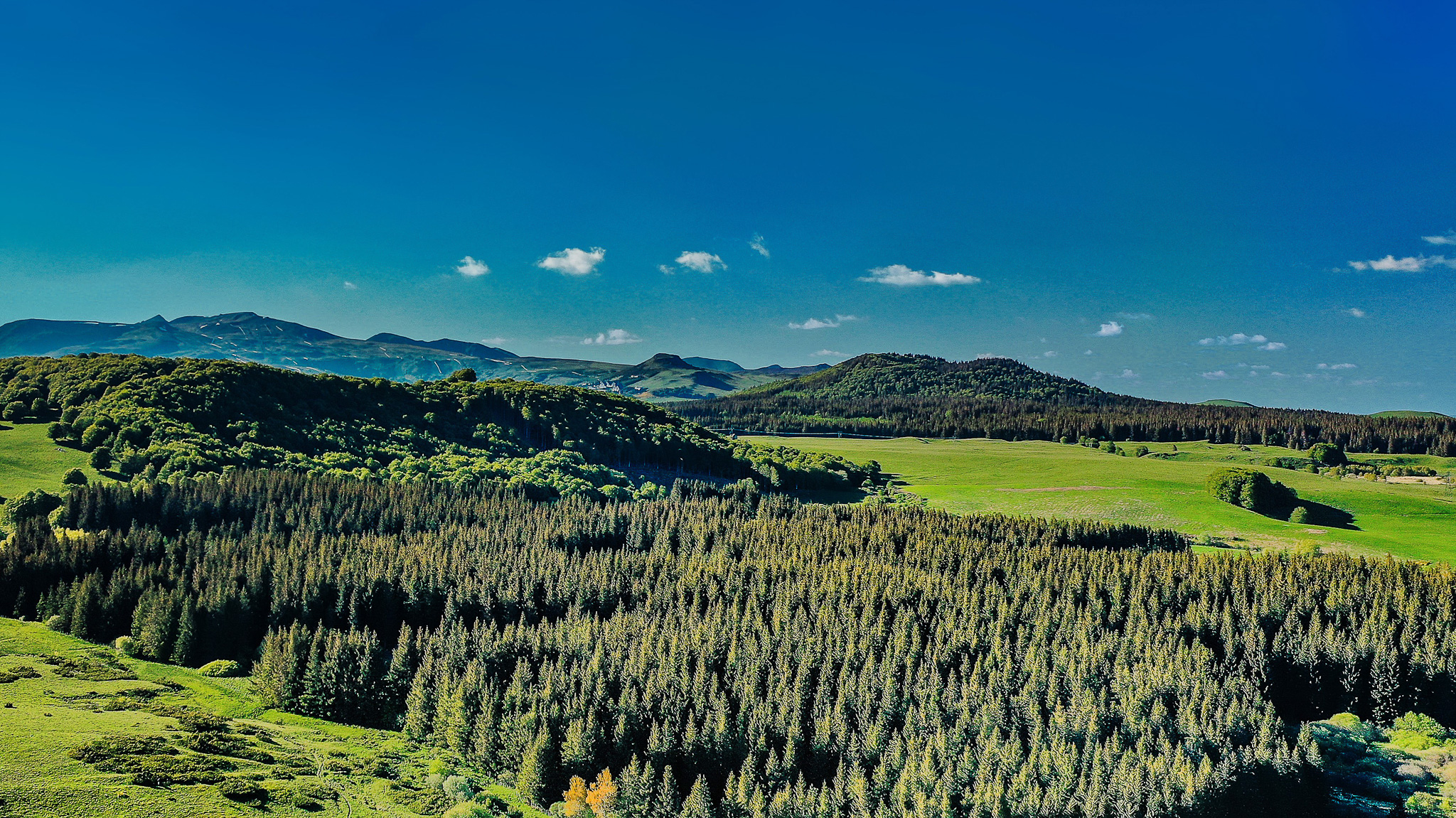 Super Besse : Le Lac de Montcynere offre une vue imprenable sur le Massif du Sancy.