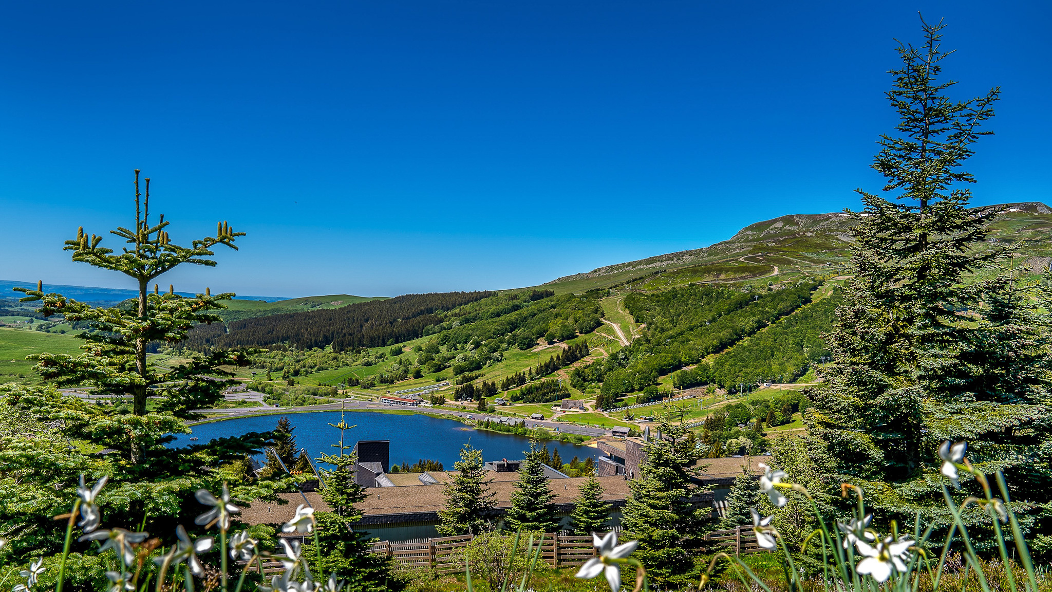 Sur le Chemin du Puy de Chambourguet, la ville de Super Besse se dévoile !