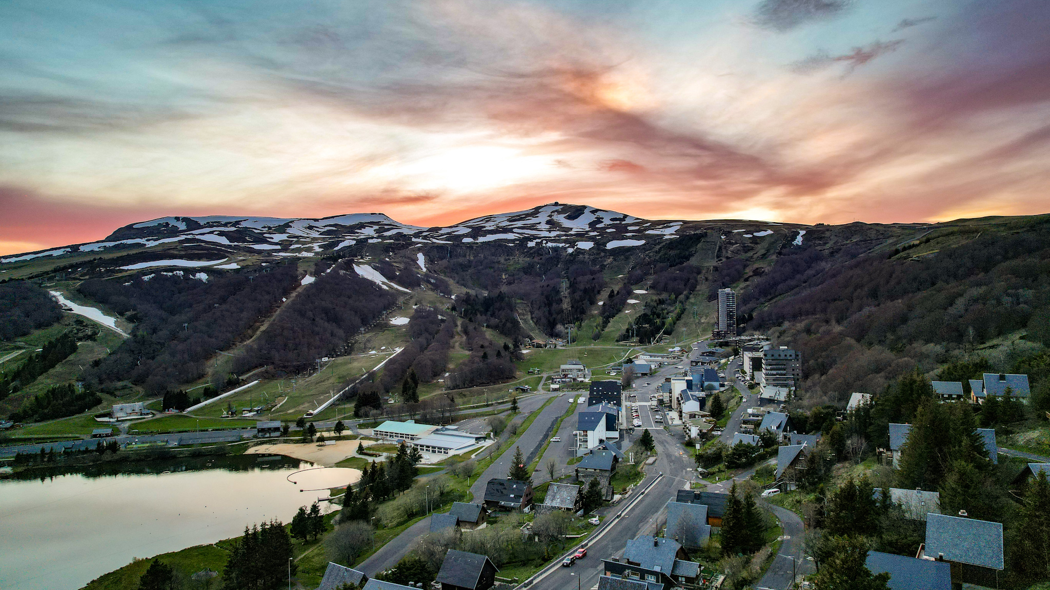 Un coucher de soleil magique sur Super Besse au printemps !