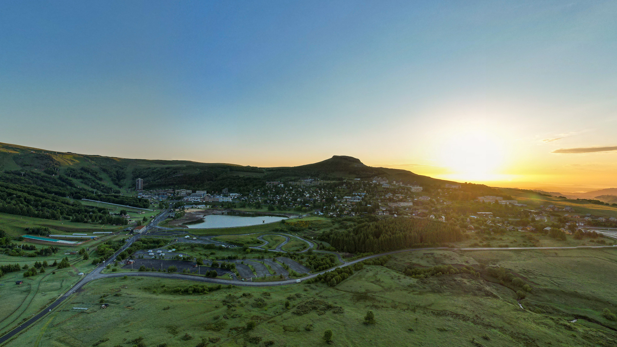 Super Besse : Un lever de soleil splendide sur le Puy de Chambourguet !