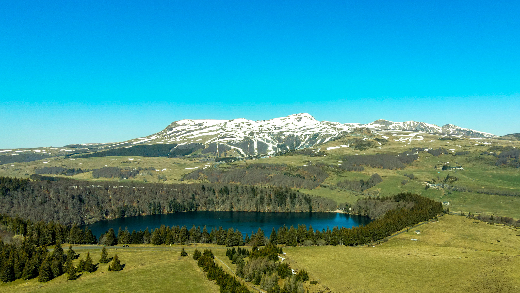 Le Lac Pavin et Super Besse : Un contraste saisissant entre la neige et le printemps !