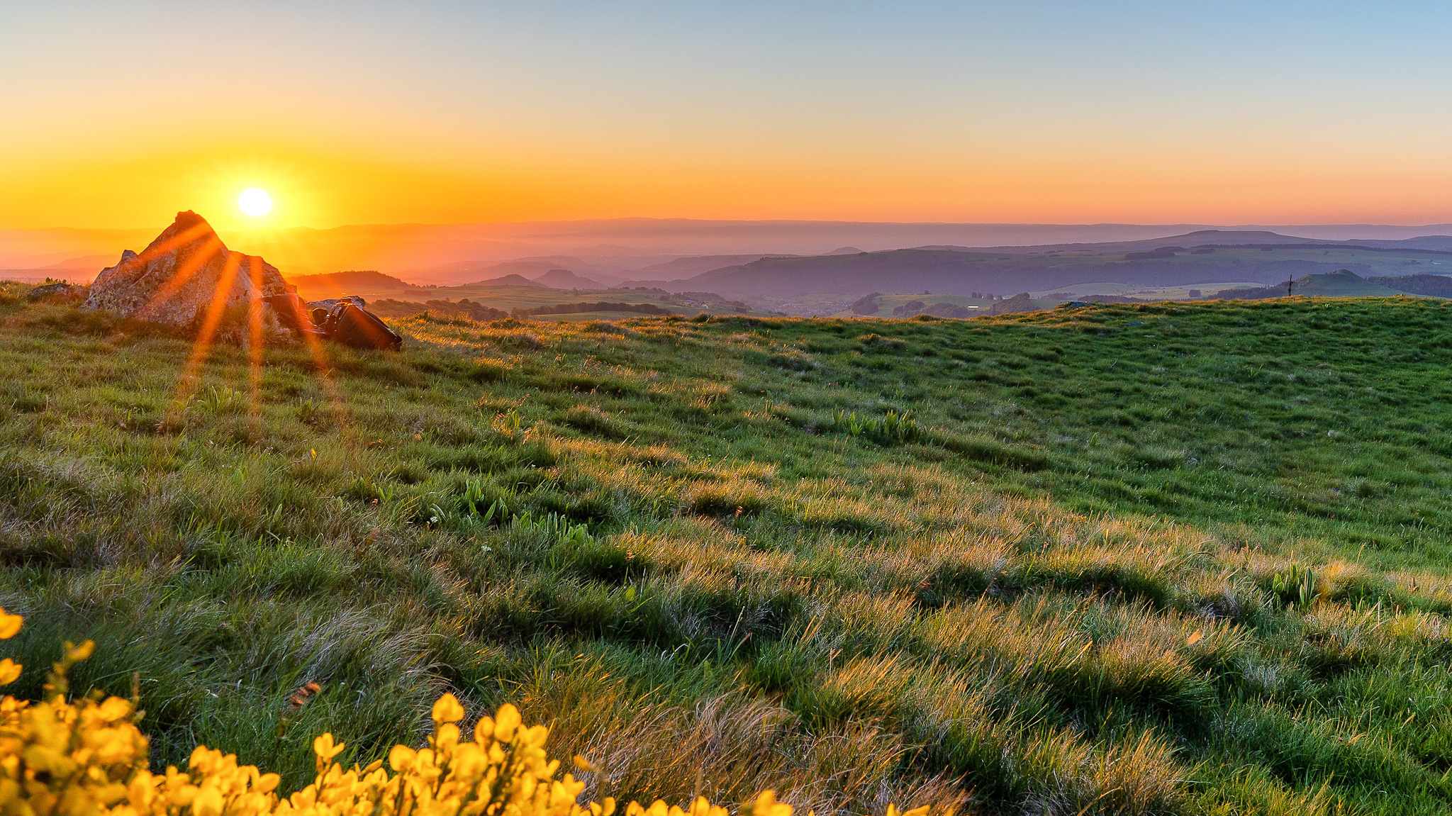 Super Besse : Un lever de soleil féerique sur la campagne au printemps !