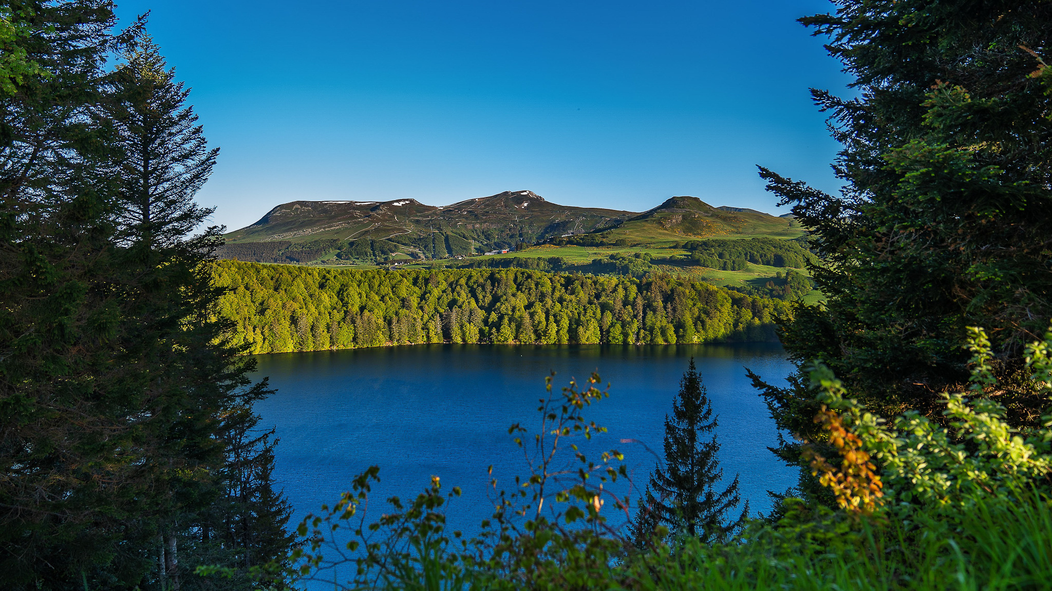 Lac Pavin : Un panorama époustouflant sur Super Besse, le Puy de la Perdrix et le Massif du Sancy !