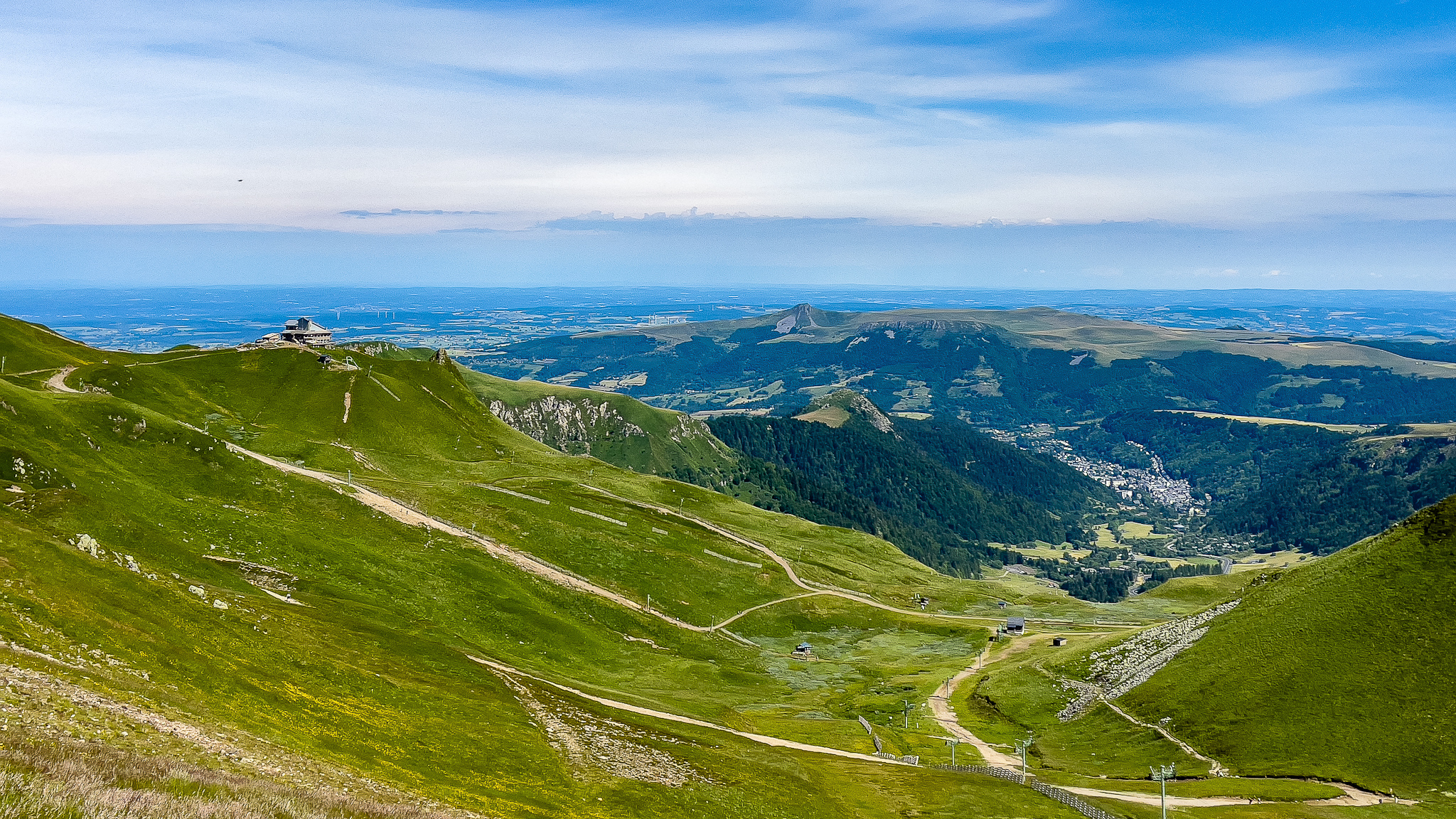 Puy de Sancy : Vue sur le Mont Dore et le Capucin - Panorama Magnifique