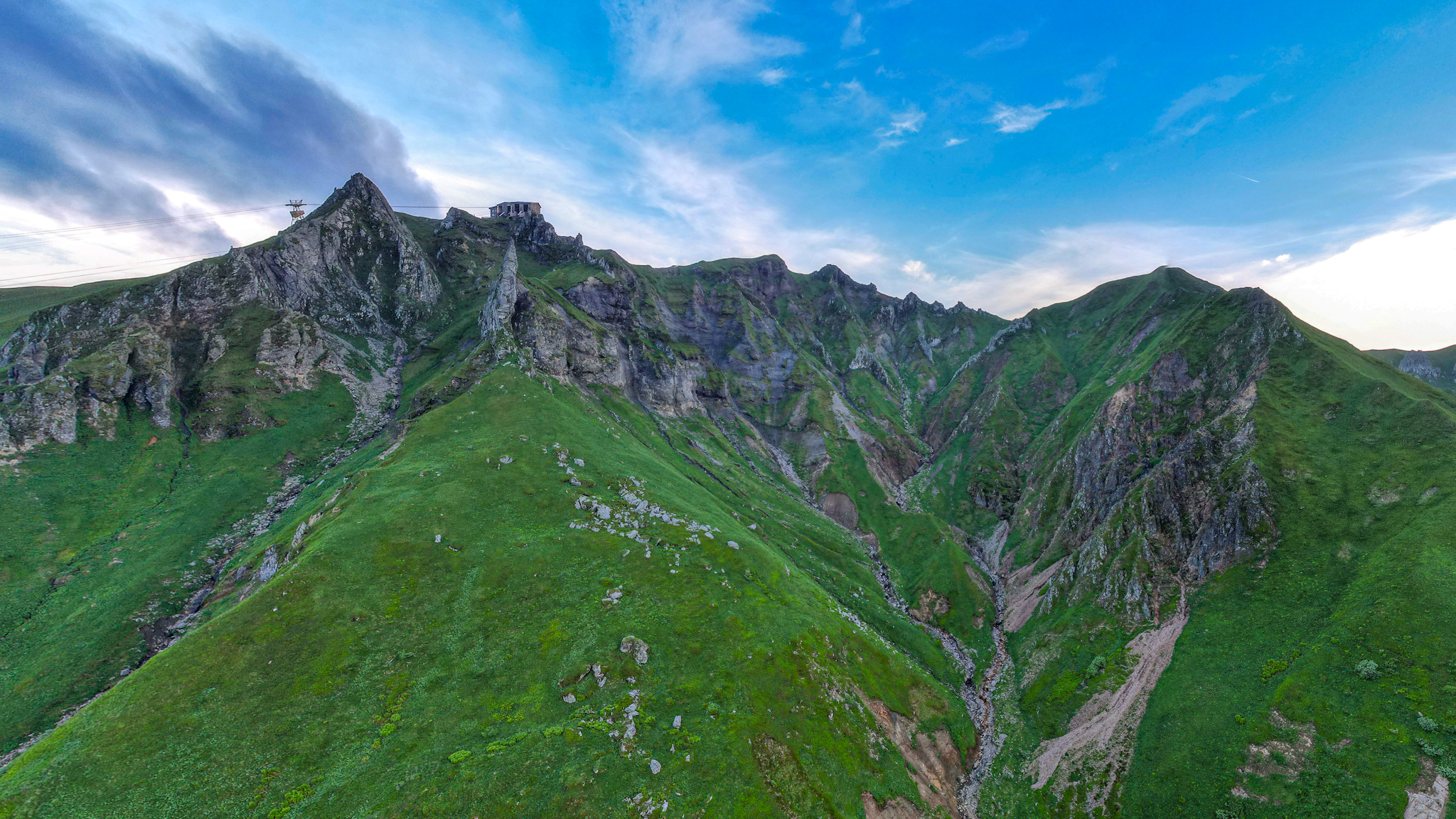 Gare d'Arrivée du Téléphérique du Sancy : Val d'Enfer - Panorama et Nature Sauvage