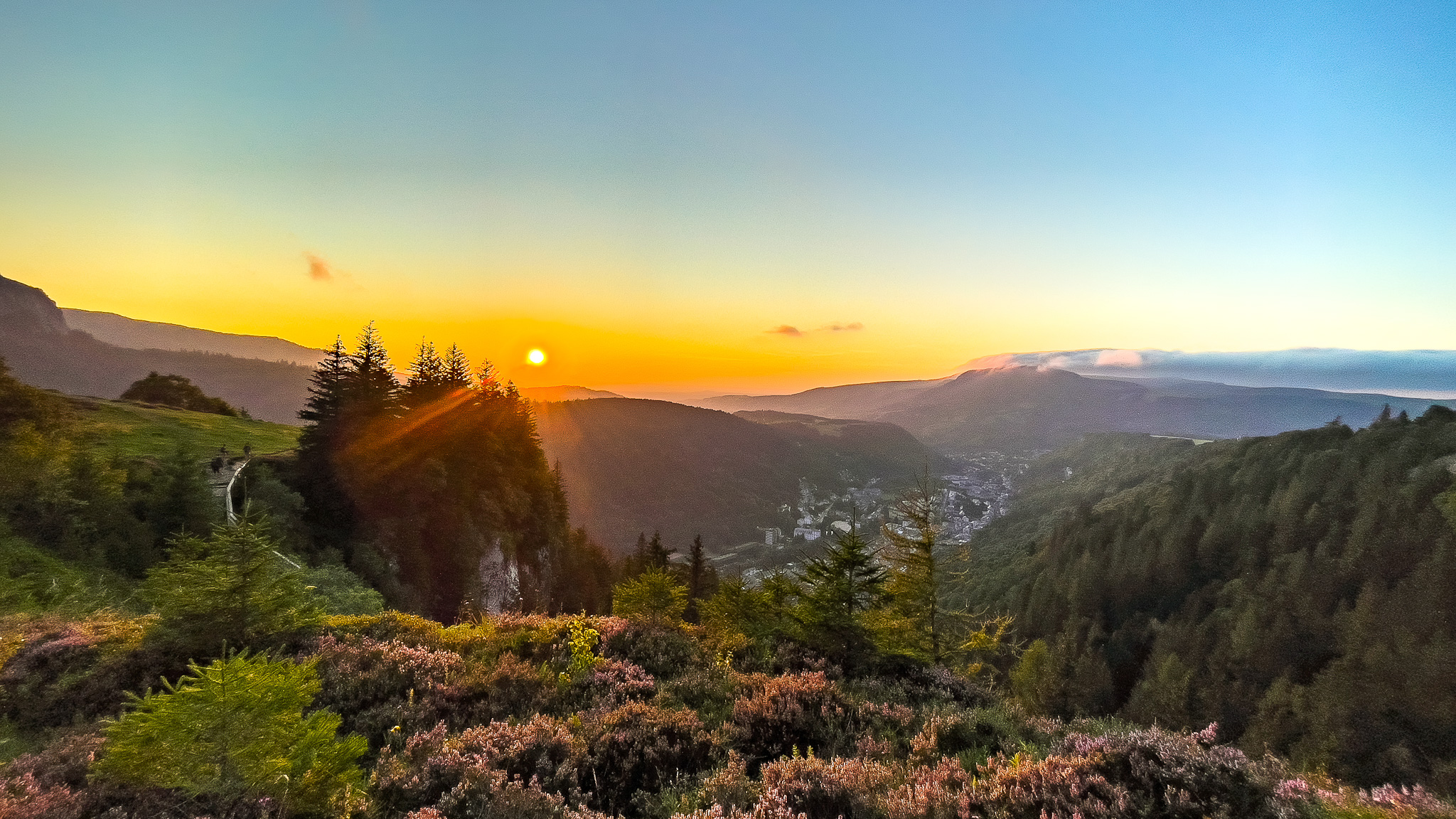 Le Mont Dore : Un coucher de soleil magique sur le Plateau de Durbise.