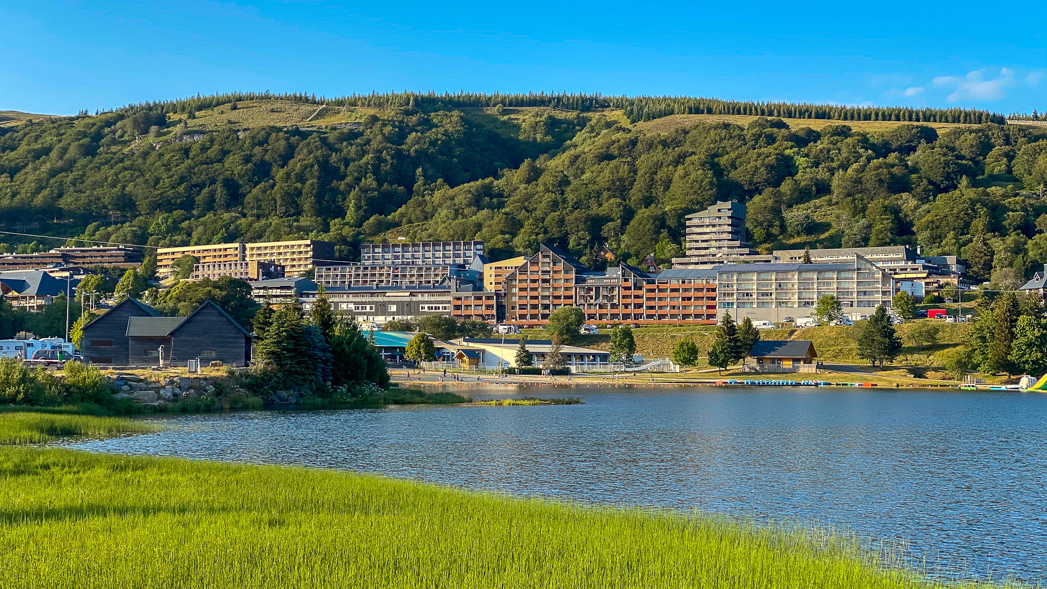 Super Besse : La Station et le Lac des Hermines, un duo de charme