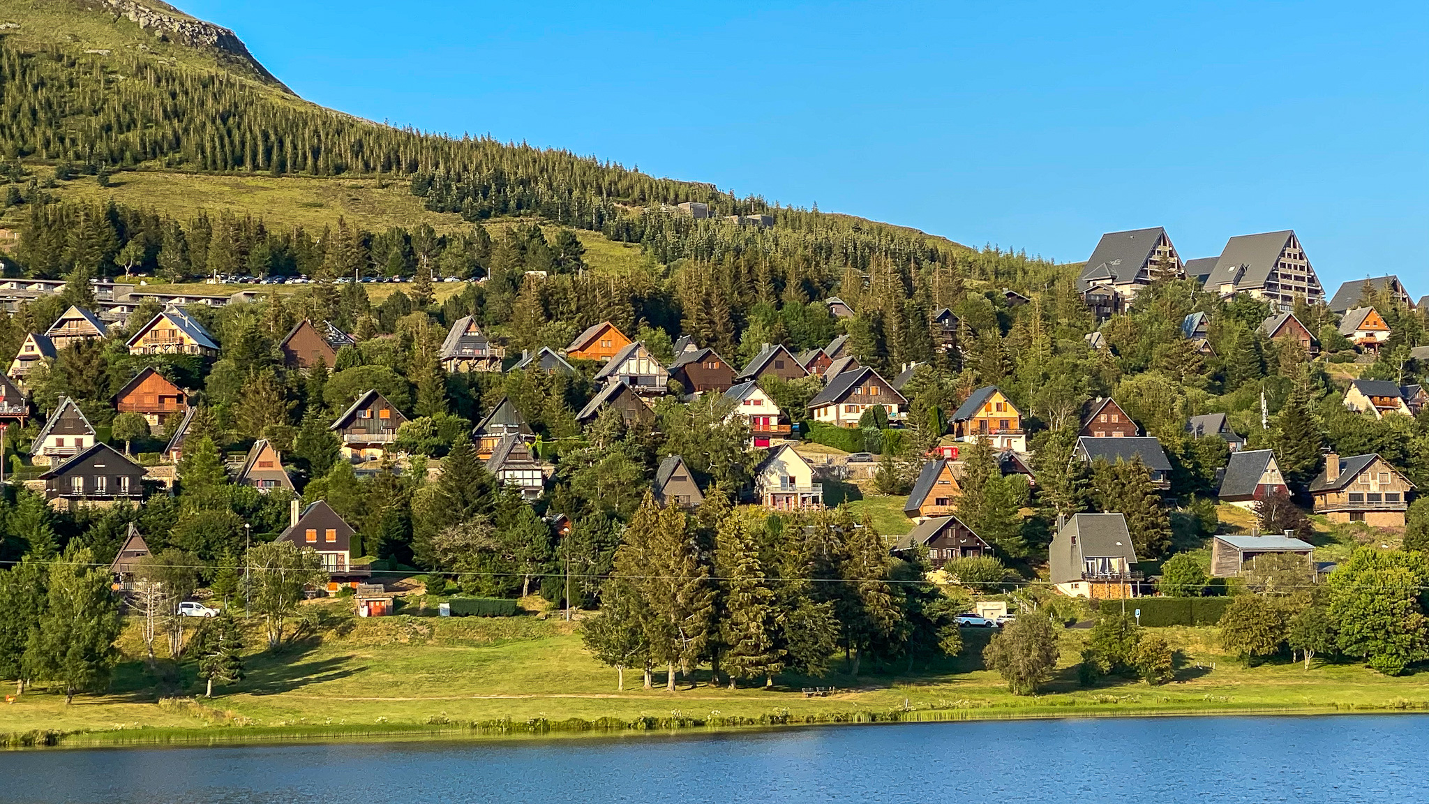 Juillet à Super Besse : Un Village de Chalets au Bord du Lac des Hermines