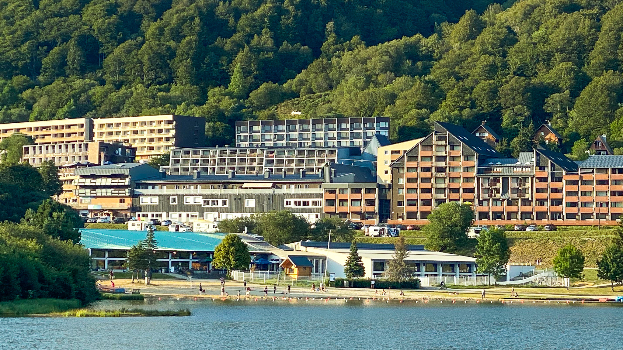 Super Besse : Détente et Plaisir à la Piscine avec Plage de Sable Fin