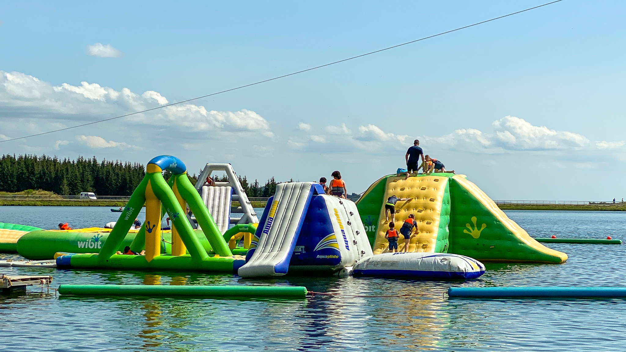 Super Besse : Jeux Aquatiques et Amusement au Lac des Hermines