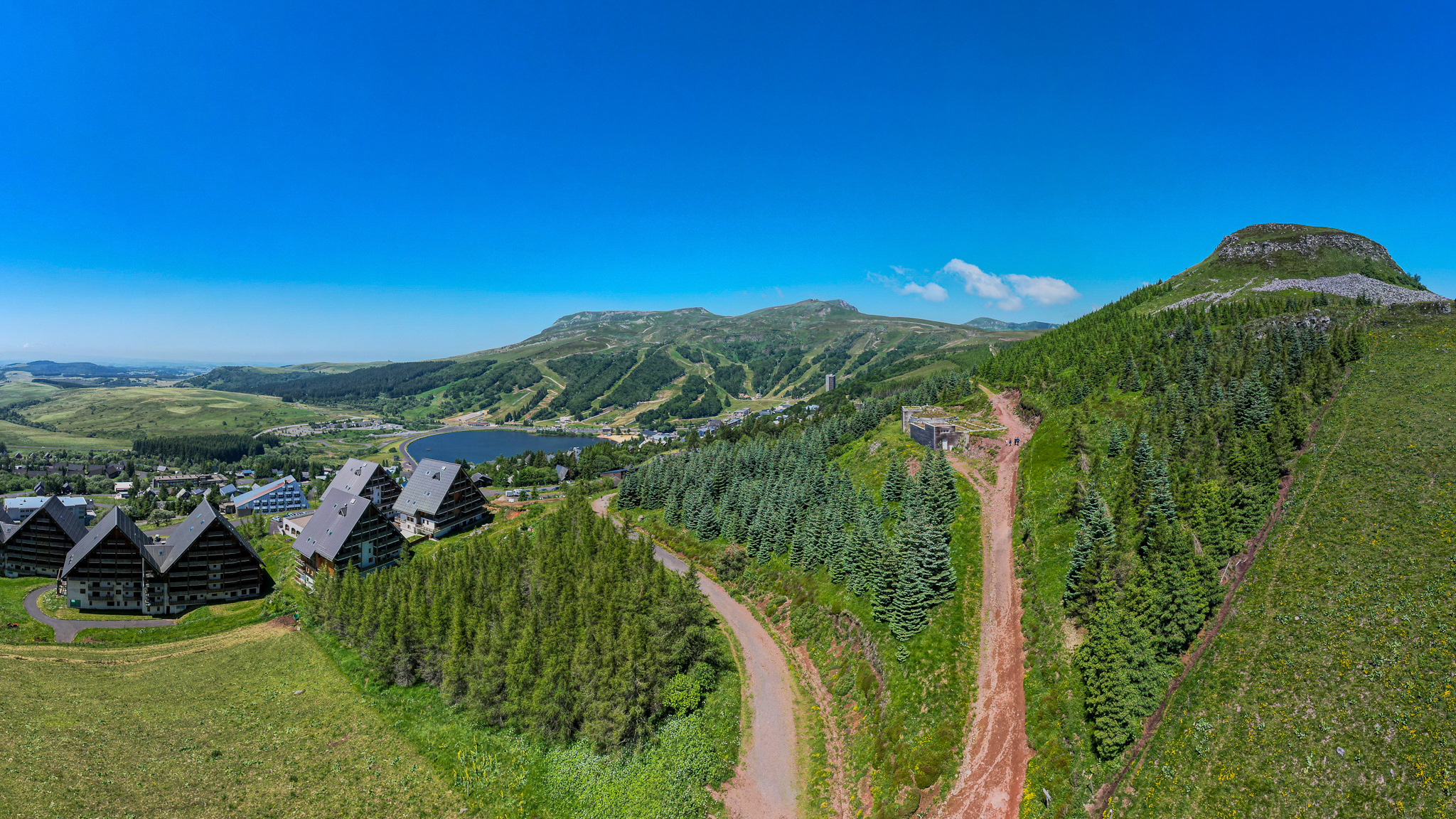 Puy de Chambourguet : Panorama Splendide sur la Station de Super Besse