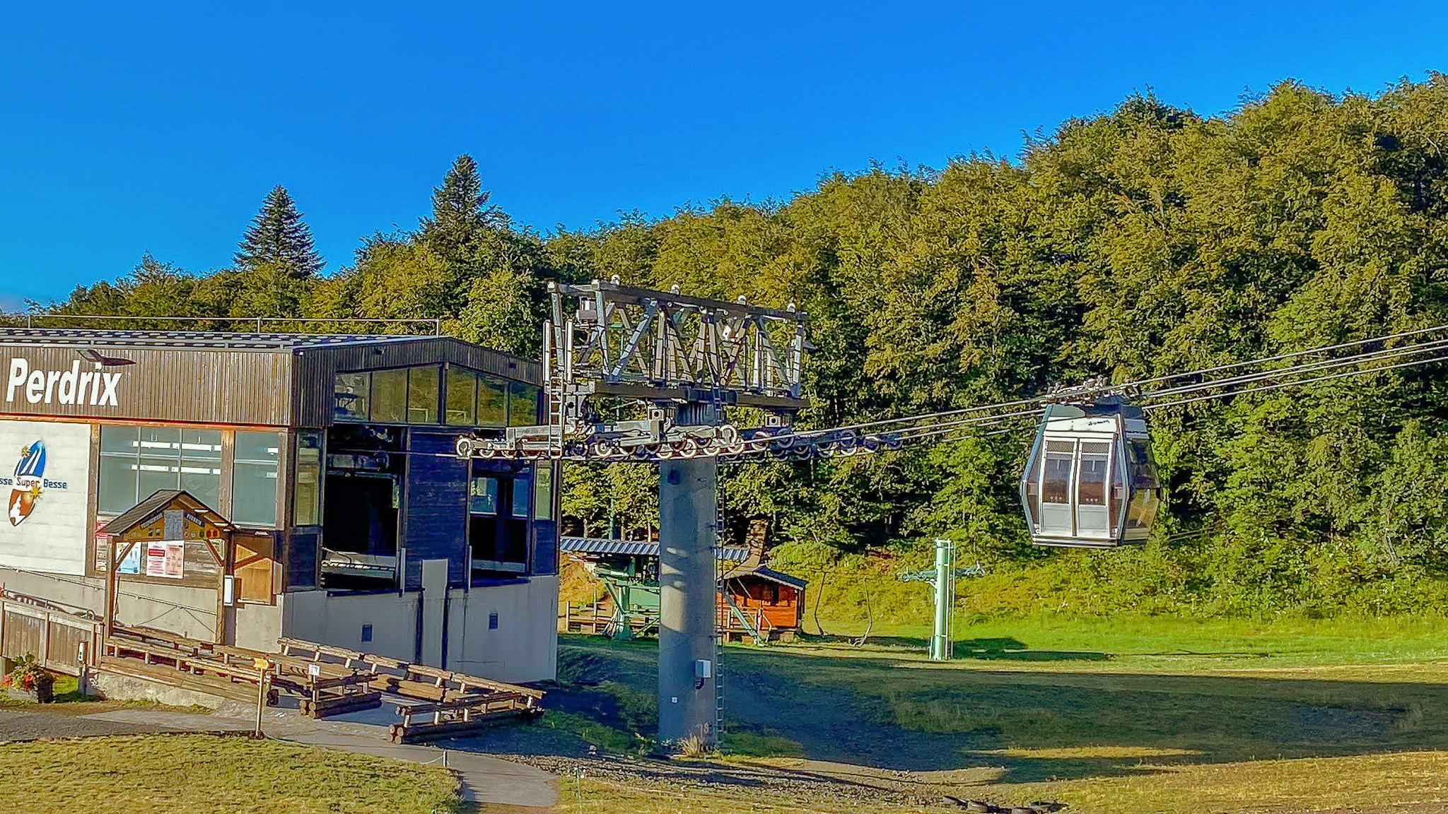 Super Besse : Ascension en Téléphérique vers le Puy de la Perdrix