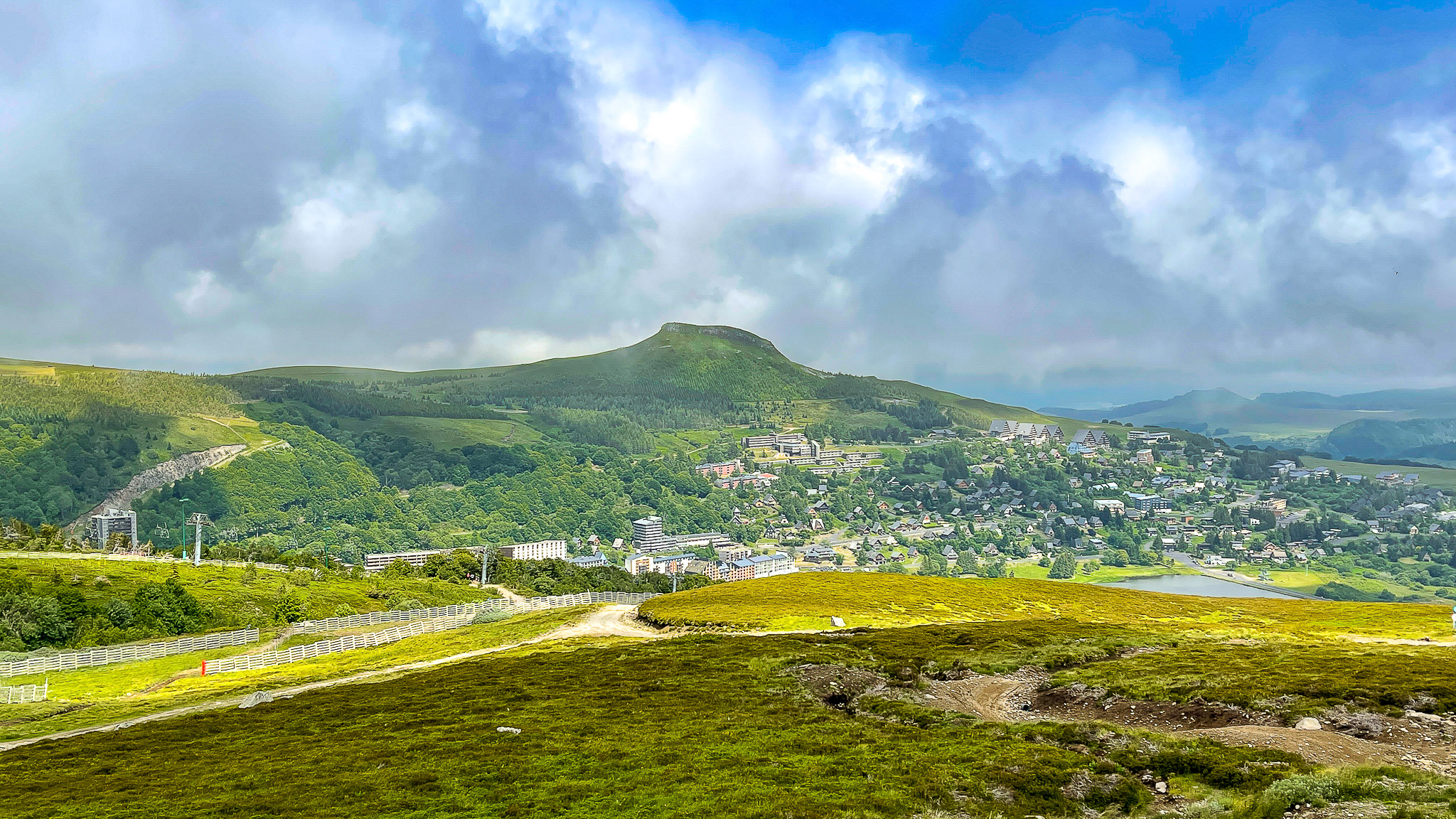 Super Besse : Vue panoramique sur la station depuis les hauteurs