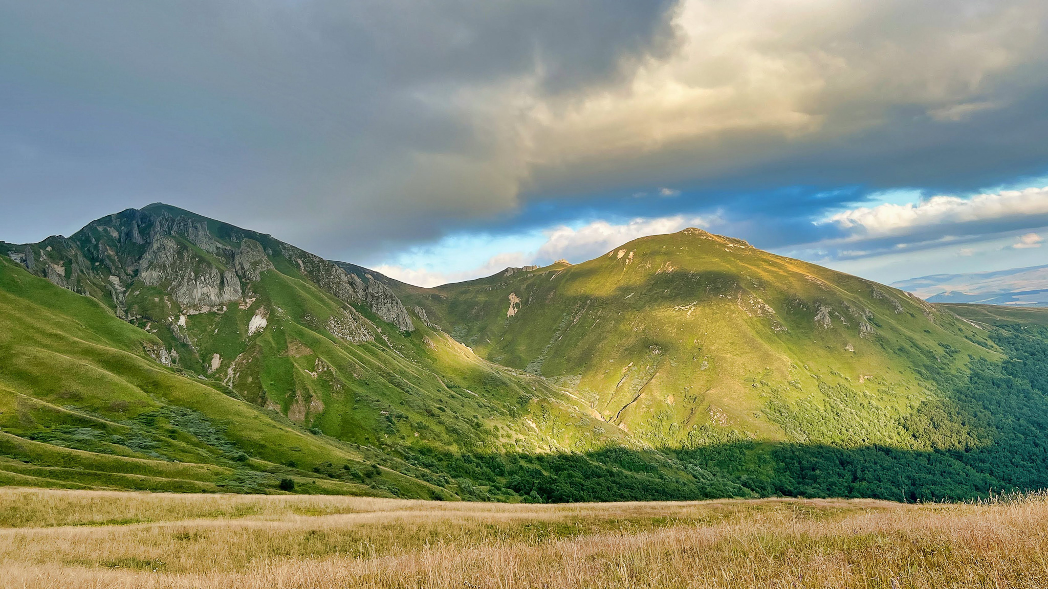 Le Puy de Sancy et le Puy Gros : Un panorama majestueux depuis la Fontaine Salée.