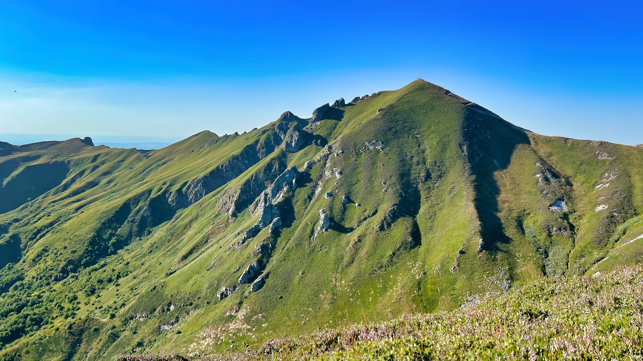 Puy de Sancy vu du Puy Gros : Panorama Splendide depuis la Fontaine Salée