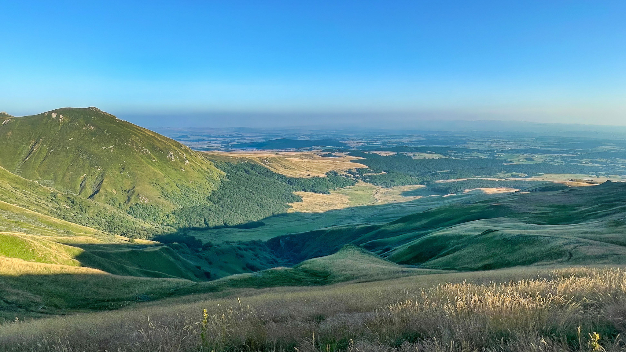 Vallée de la Fontaine Salée : Nature Sauvage et Charme au Cœur du Sancy