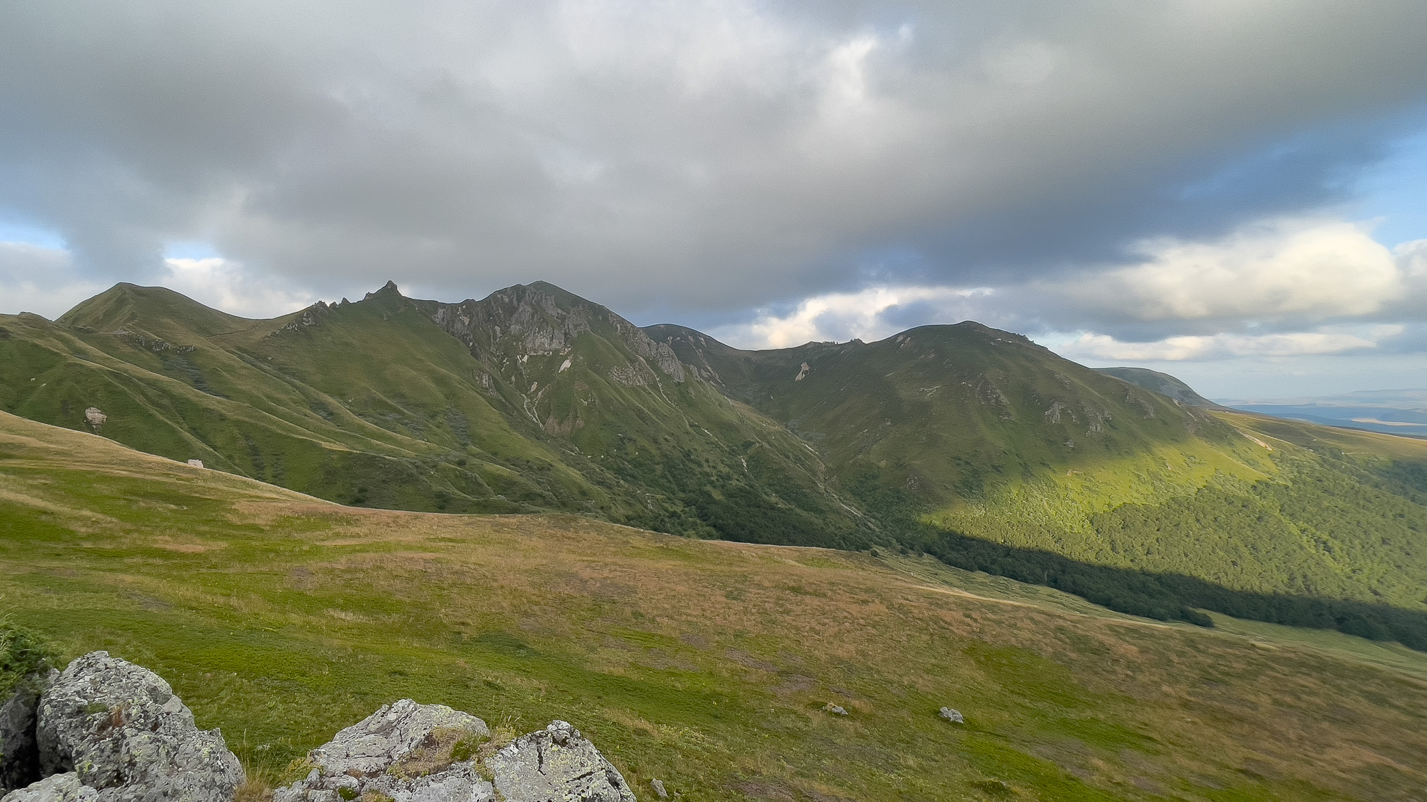 Cirque de la Fontaine Salée : Merveille Naturelle et Paysages Grandioses du Sancy