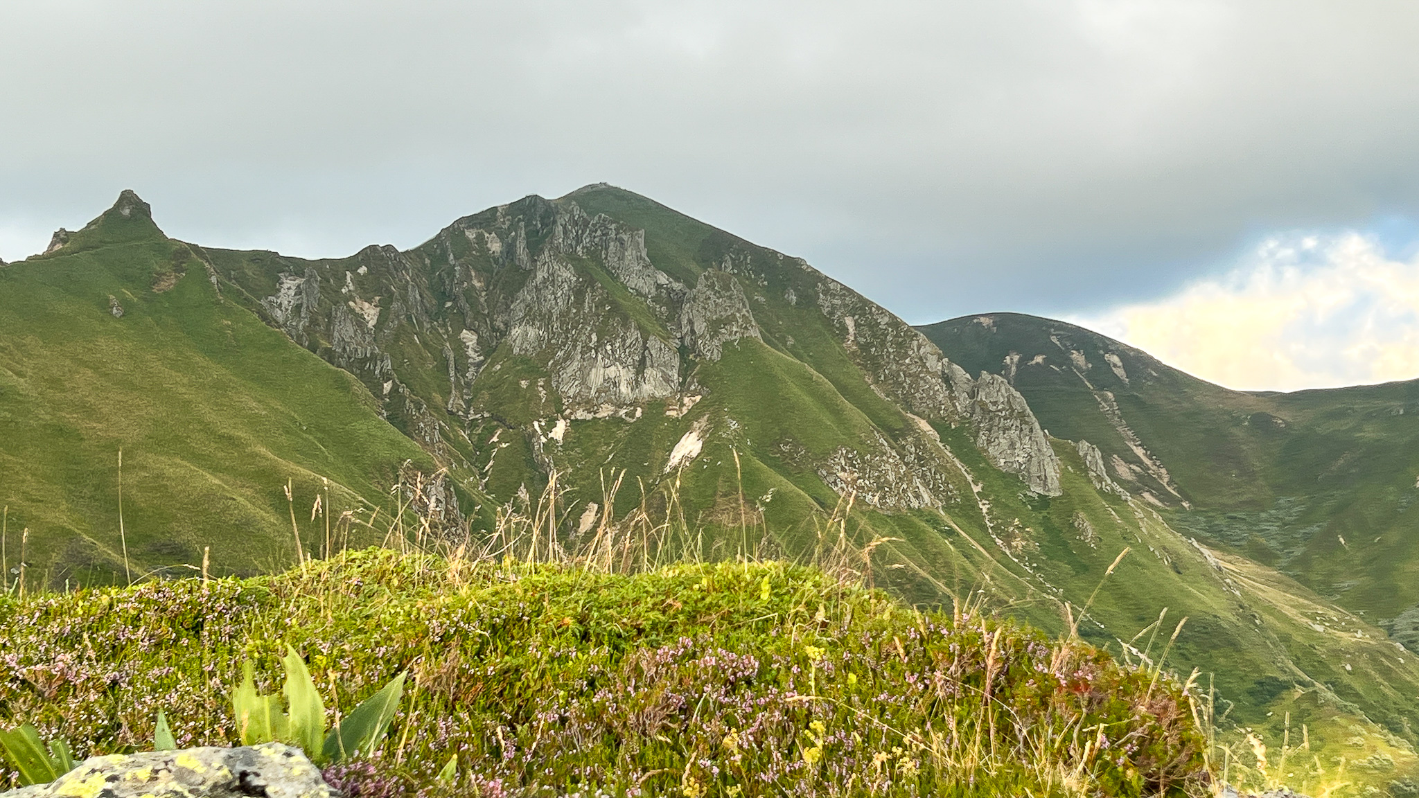 Puy de Sancy et Vallée de la Fontaine Salée : Harmonie Naturelle et Splendeur du Sancy