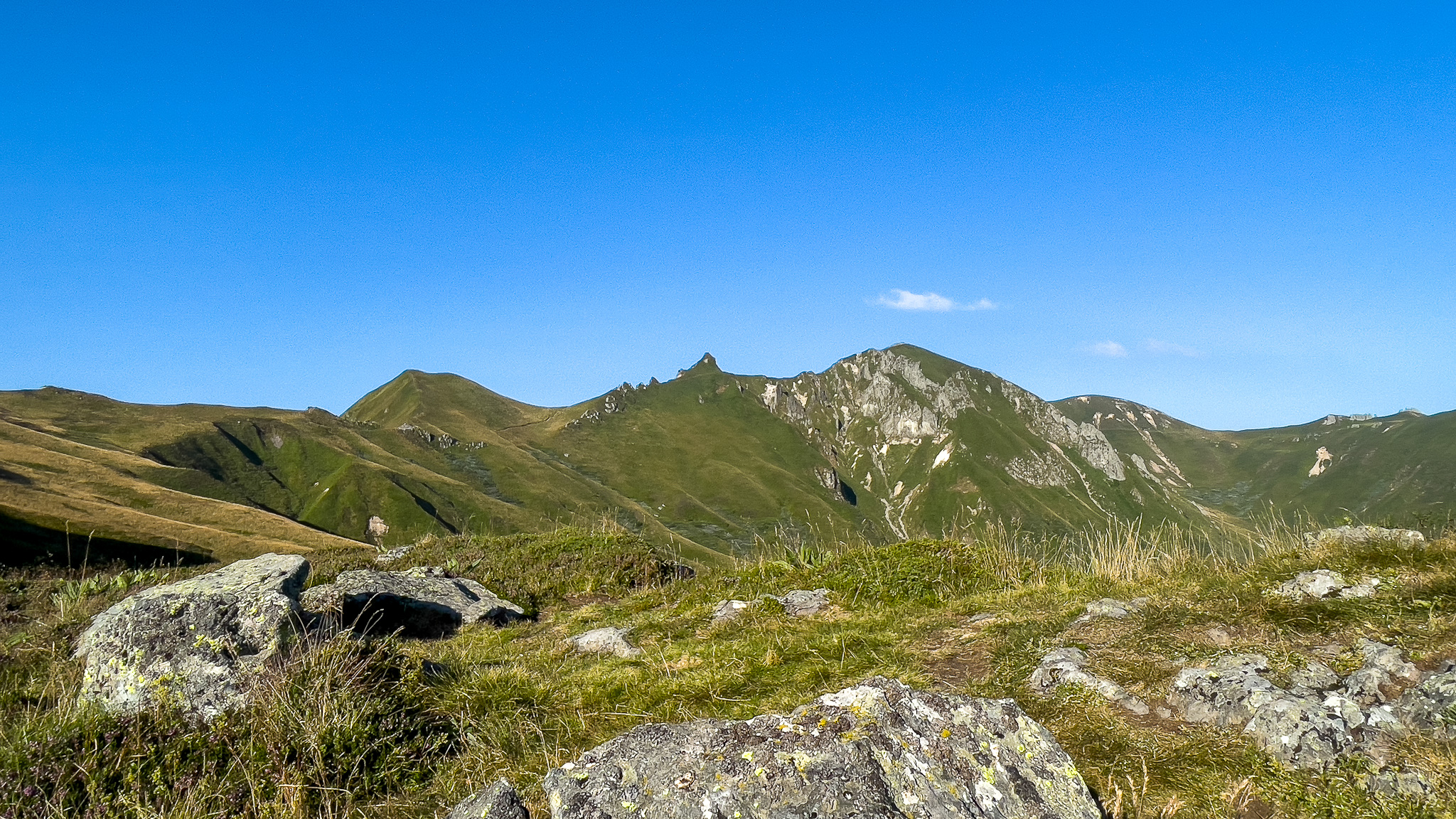 Cirque de la Vallée de la Fontaine Salée : Paysages Grandioses et Nature Sauvage du Sancy