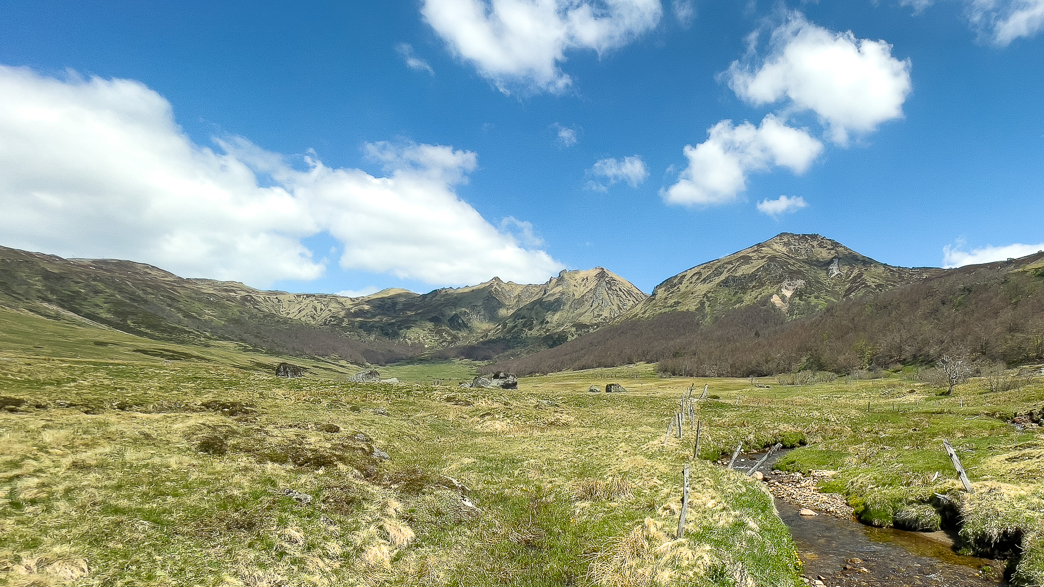 Fontaine Salée et son Cirque : Merveilles Naturelles du Massif du Sancy