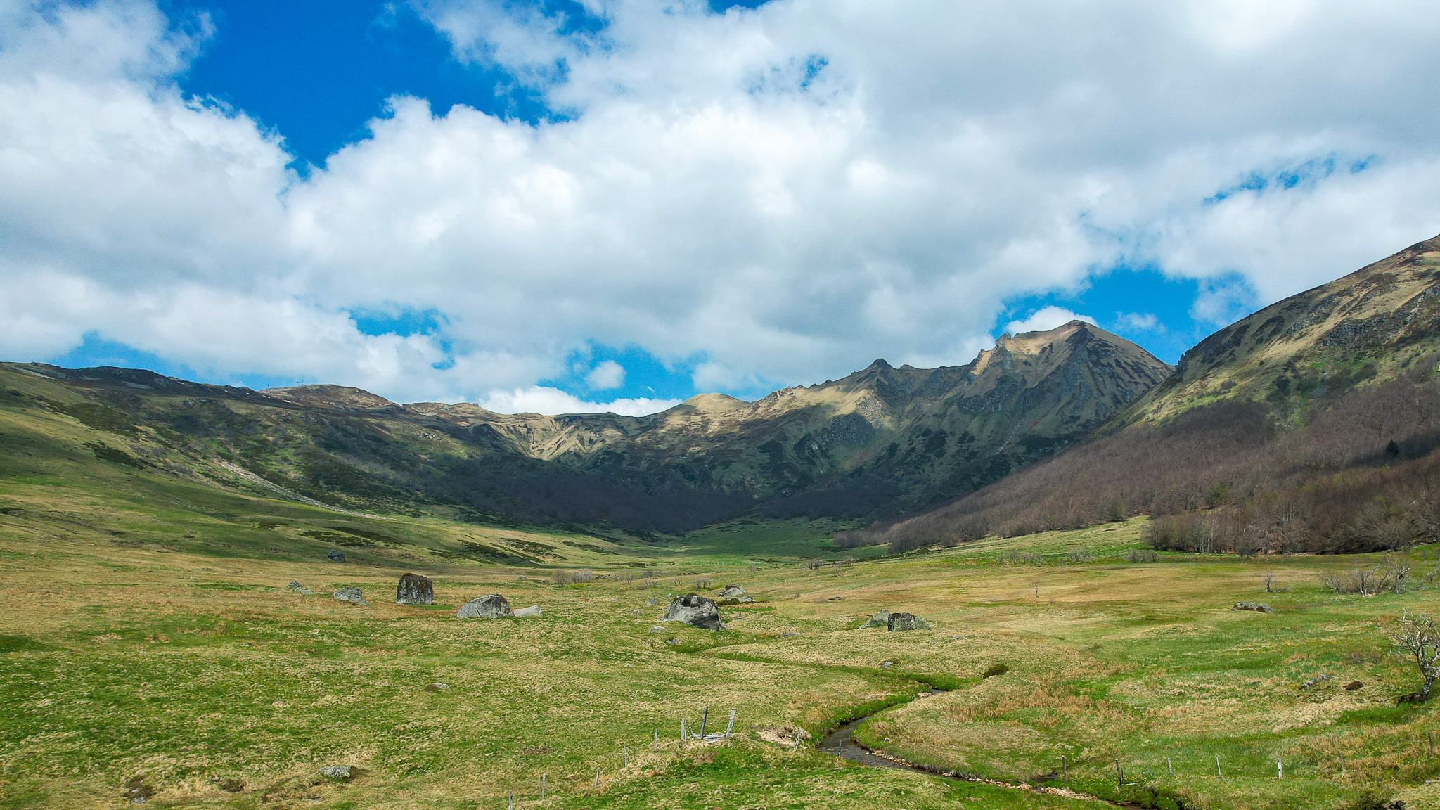 Cirque de la Vallée de la Fontaine Salée : Splendeur Naturelle du Massif du Sancy