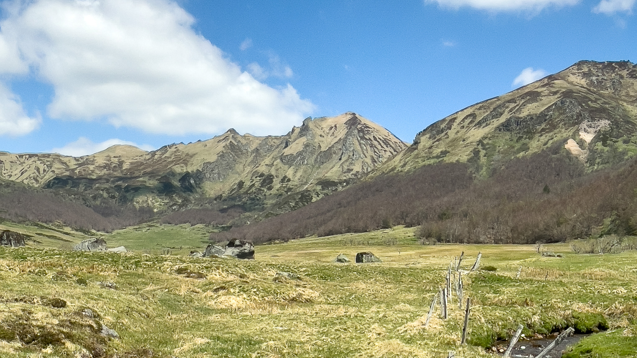 Massif du Sancy : Sommets Majestueux et Vallée de la Fontaine Salée