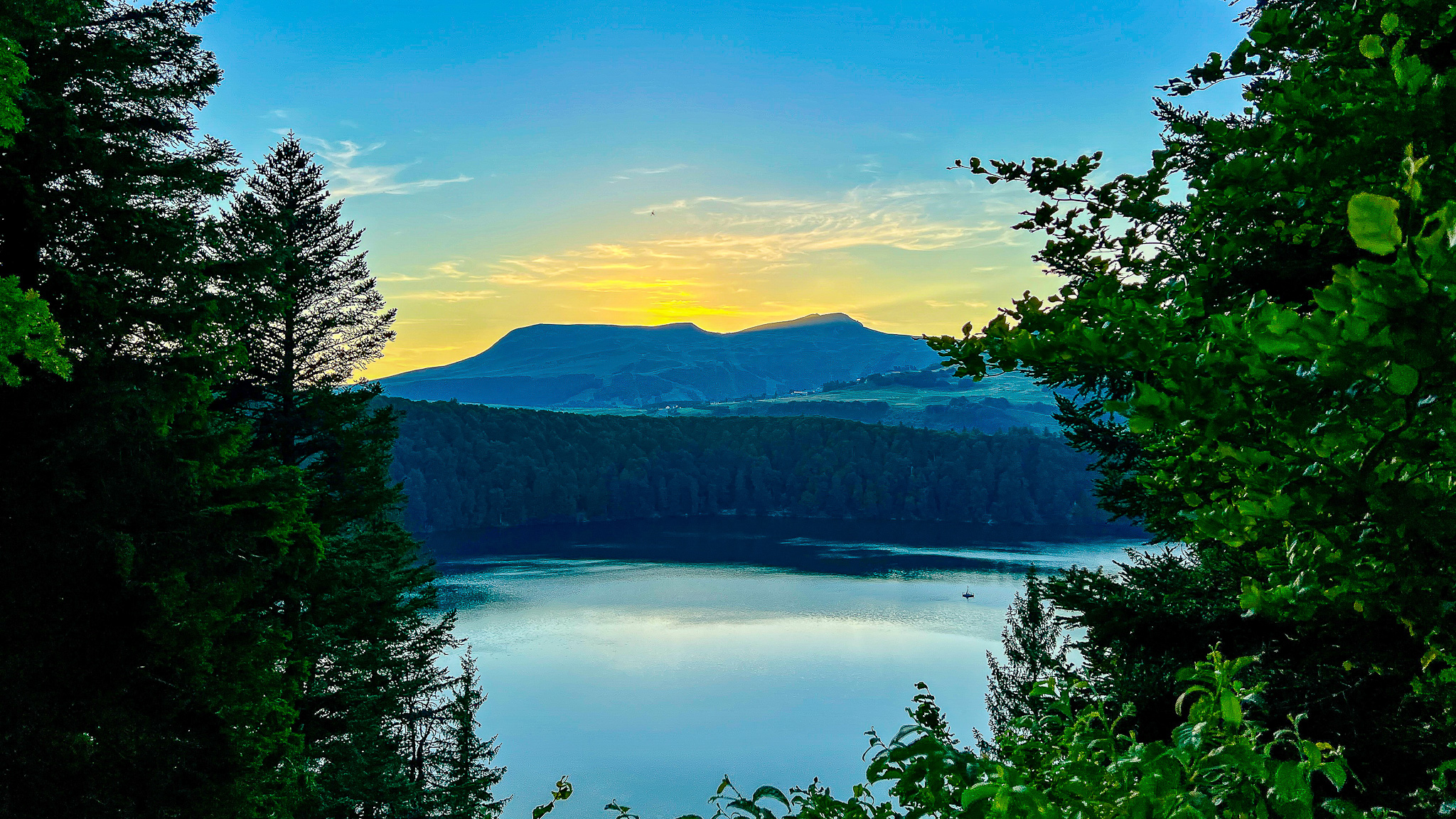 Super Besse : Le Lac Pavin au Coucher de Soleil, Un Spectacle Magique en Été