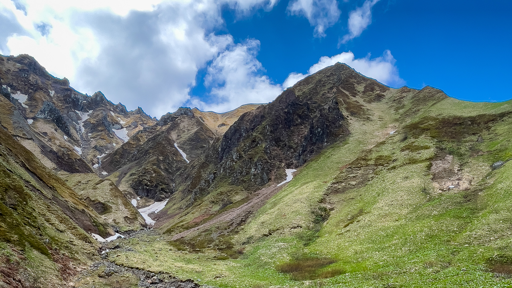 Massif du Sancy : Vallée du Val d'Enfer au Printemps - Nature Épanouie