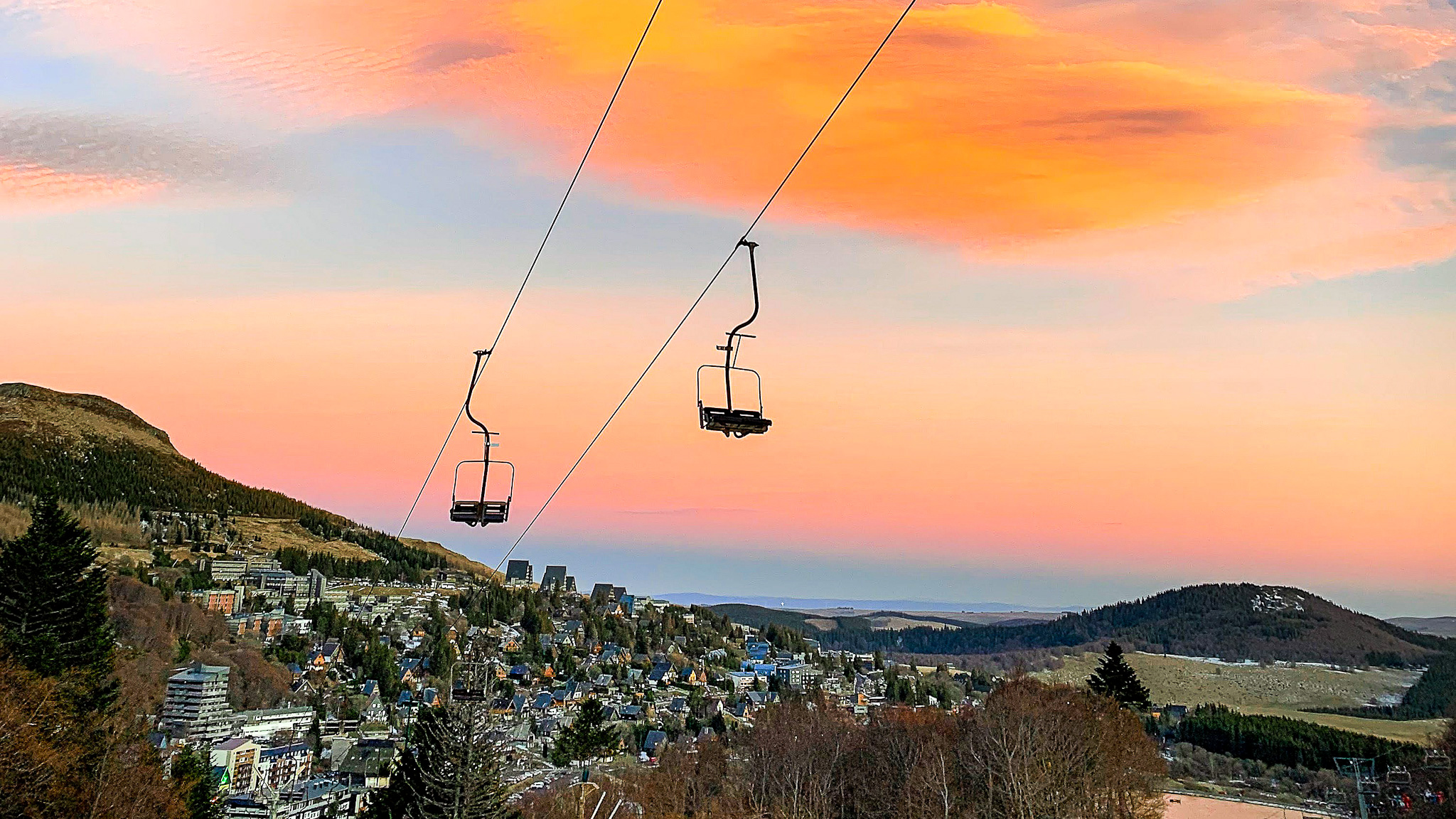 Auvergne, Super Besse au soleil couchant au début du Printemps