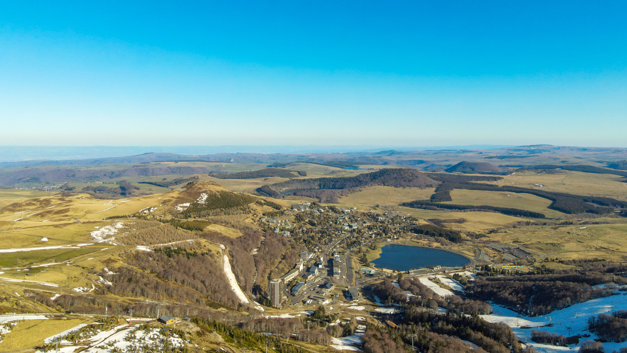 Super Besse, panorama sur la station de super Besse au printemps