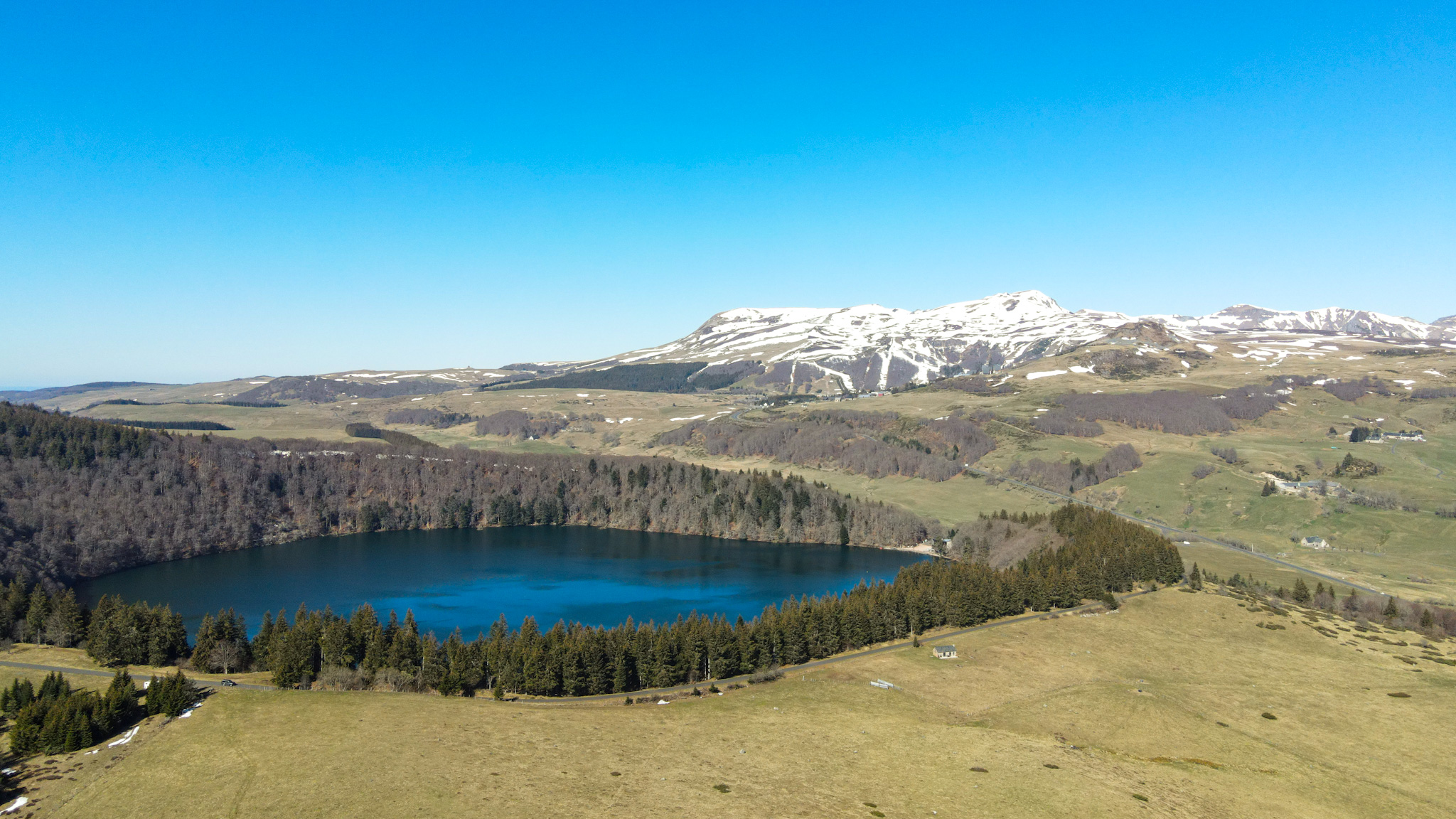 Super Besse. le Lac Pavin au début du Printemps