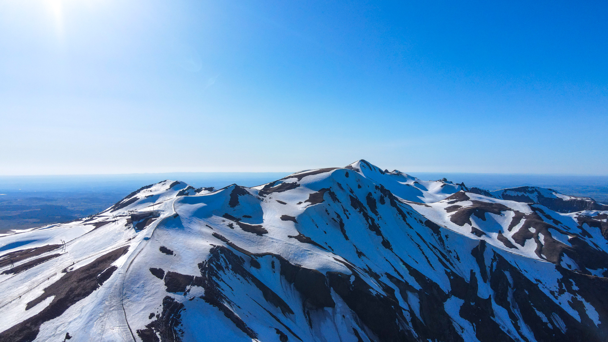 Super Besse, dernières neiges printanière sur le Puy de la Perdrix et le Puy Ferrand