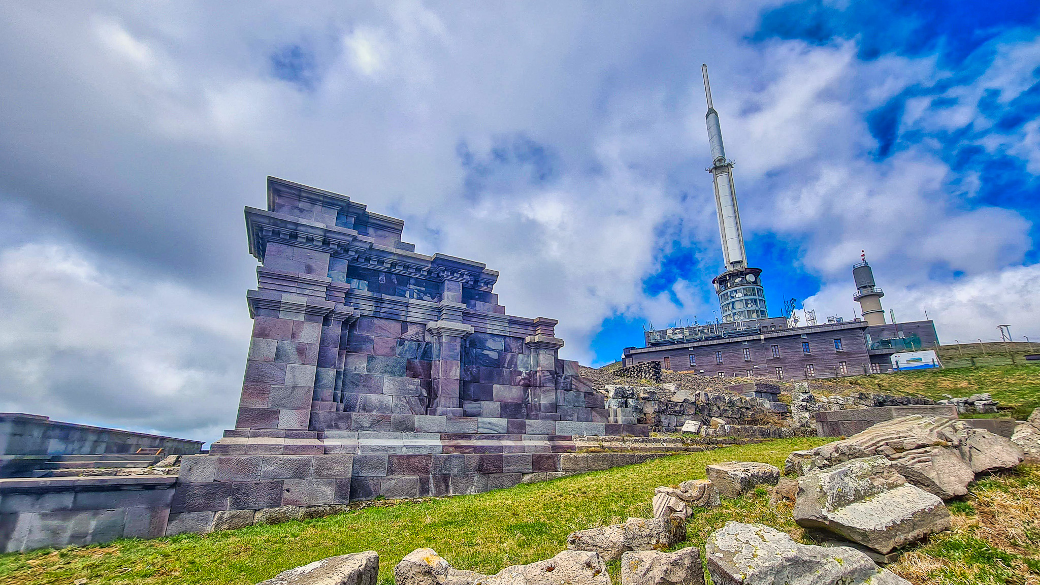 Puy de Dôme : Sommet Mythique du Massif Central, Temple de Mercure et Antenne TDF