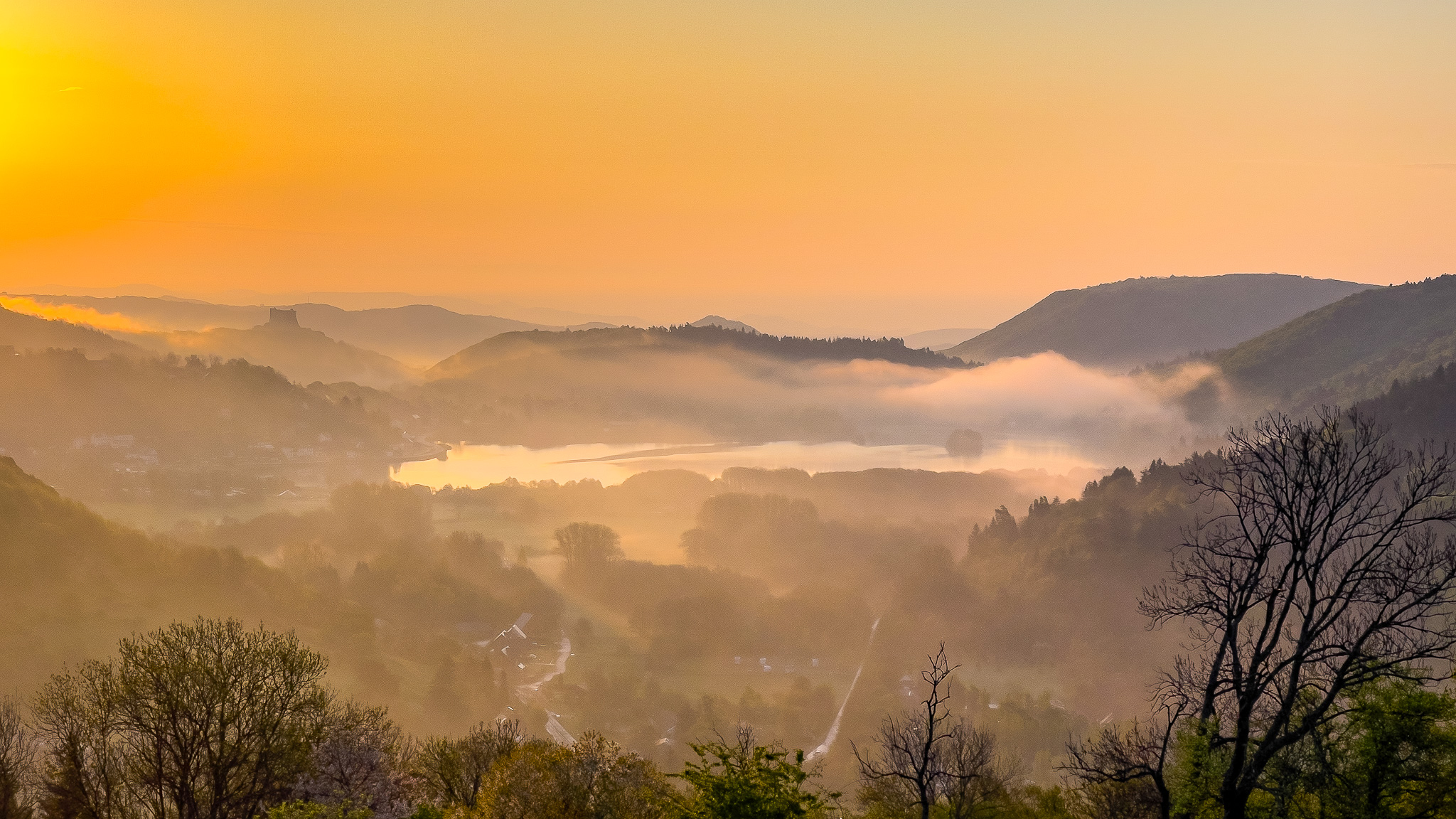 Lac Chambon et Château de Murol : Lever de Soleil Magique