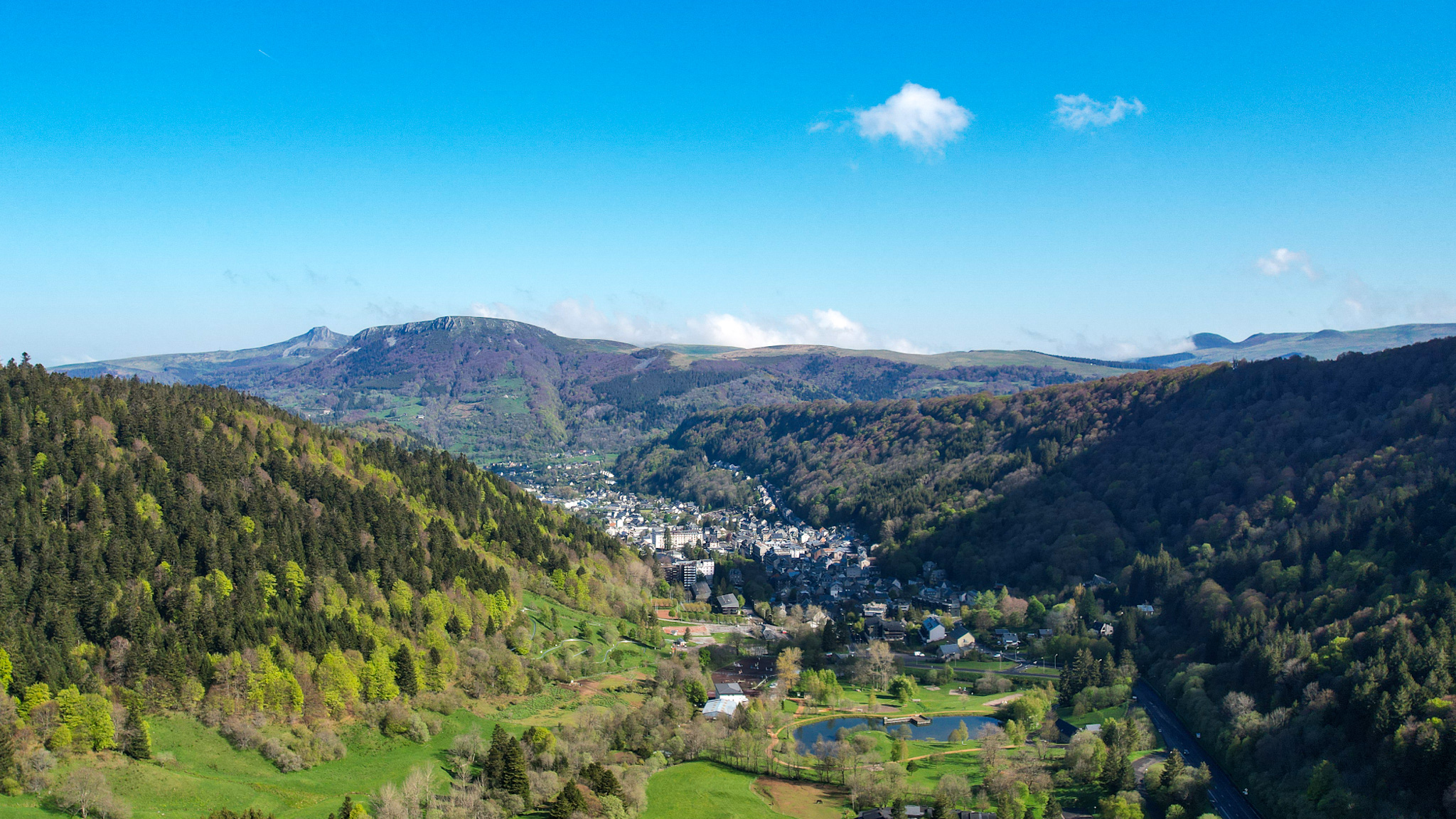 Vallée du Mont-Dore : Réveil Printanier dans un Paysage Magique