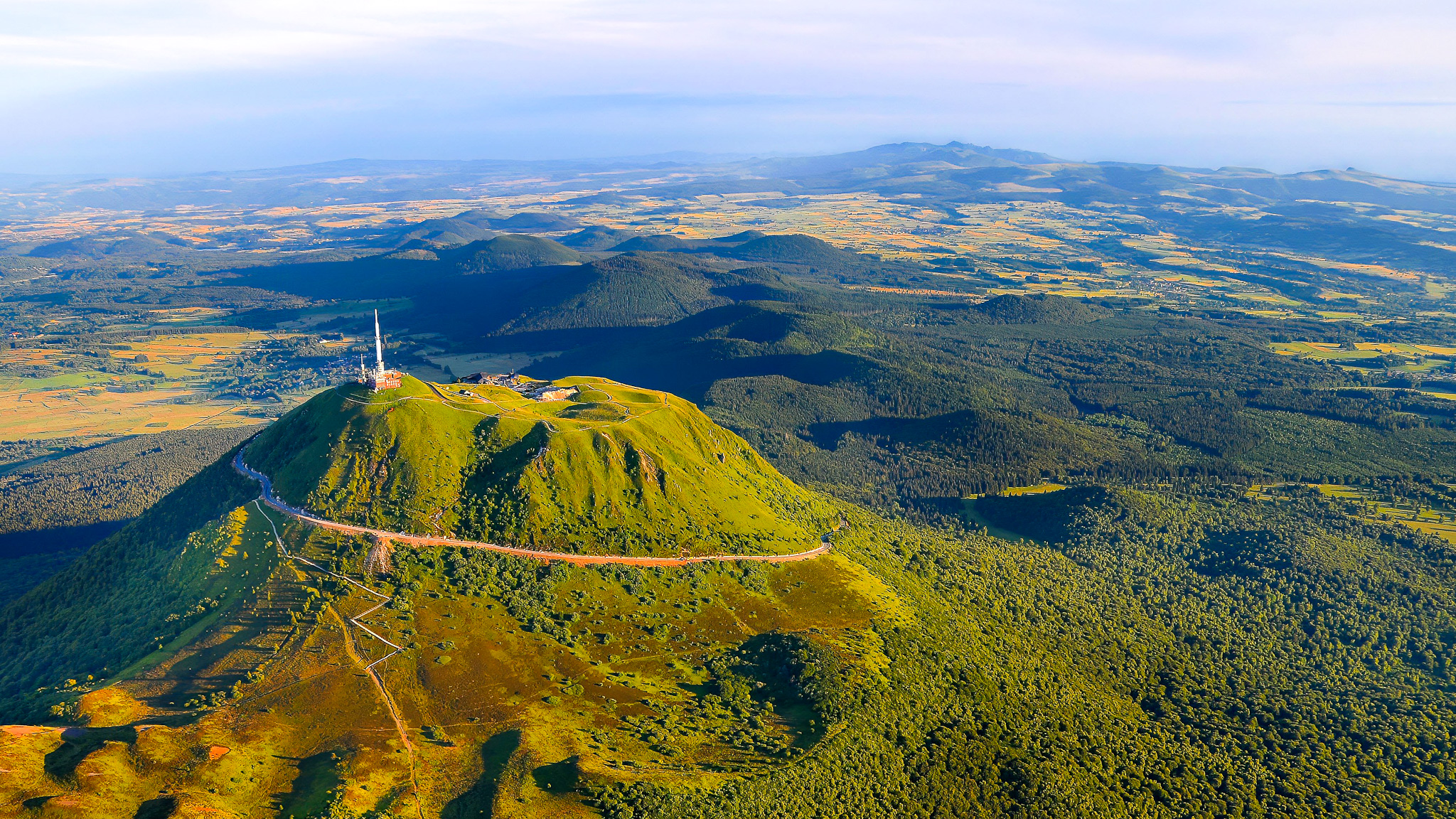 Puy de Dôme : Panorama Exceptionnel sur la Chaîne des Puys et le Massif du Sancy