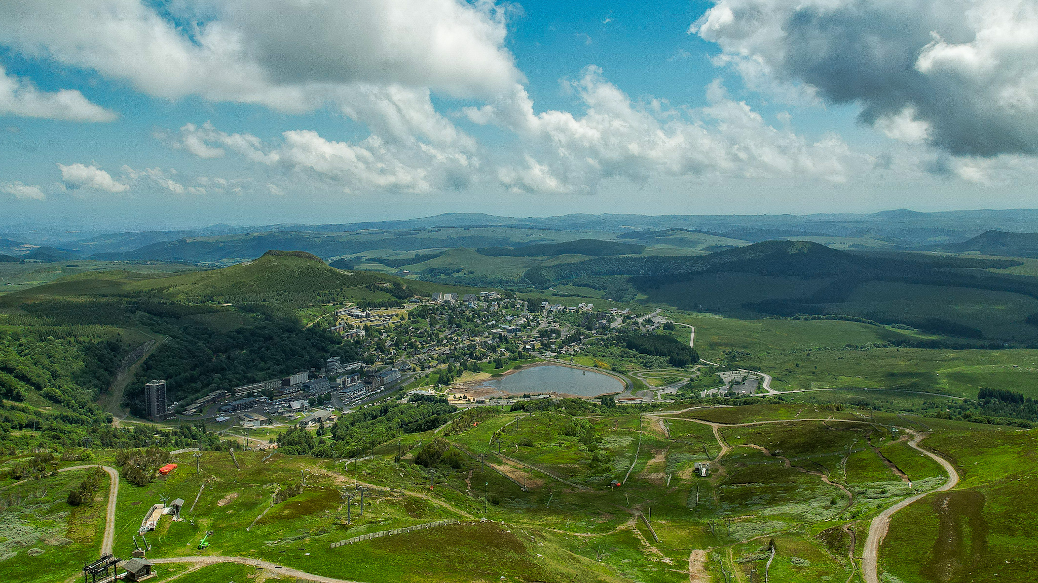 Massif Central, La Station de Super Besse sous ses couleurs printanières