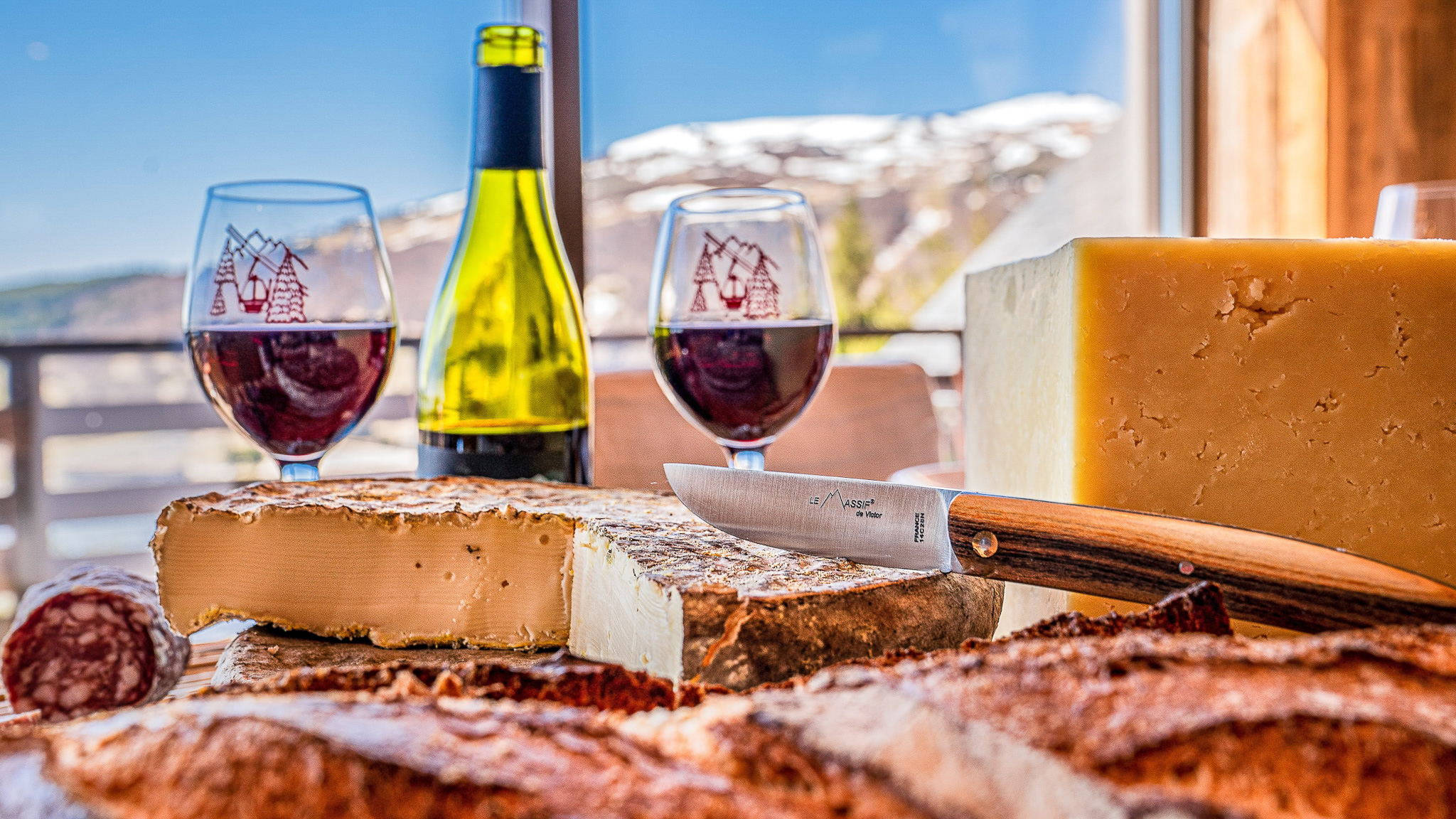 Délices d'Auvergne : Pain, Saint-Nectaire Fermier et Saveurs du Cantal