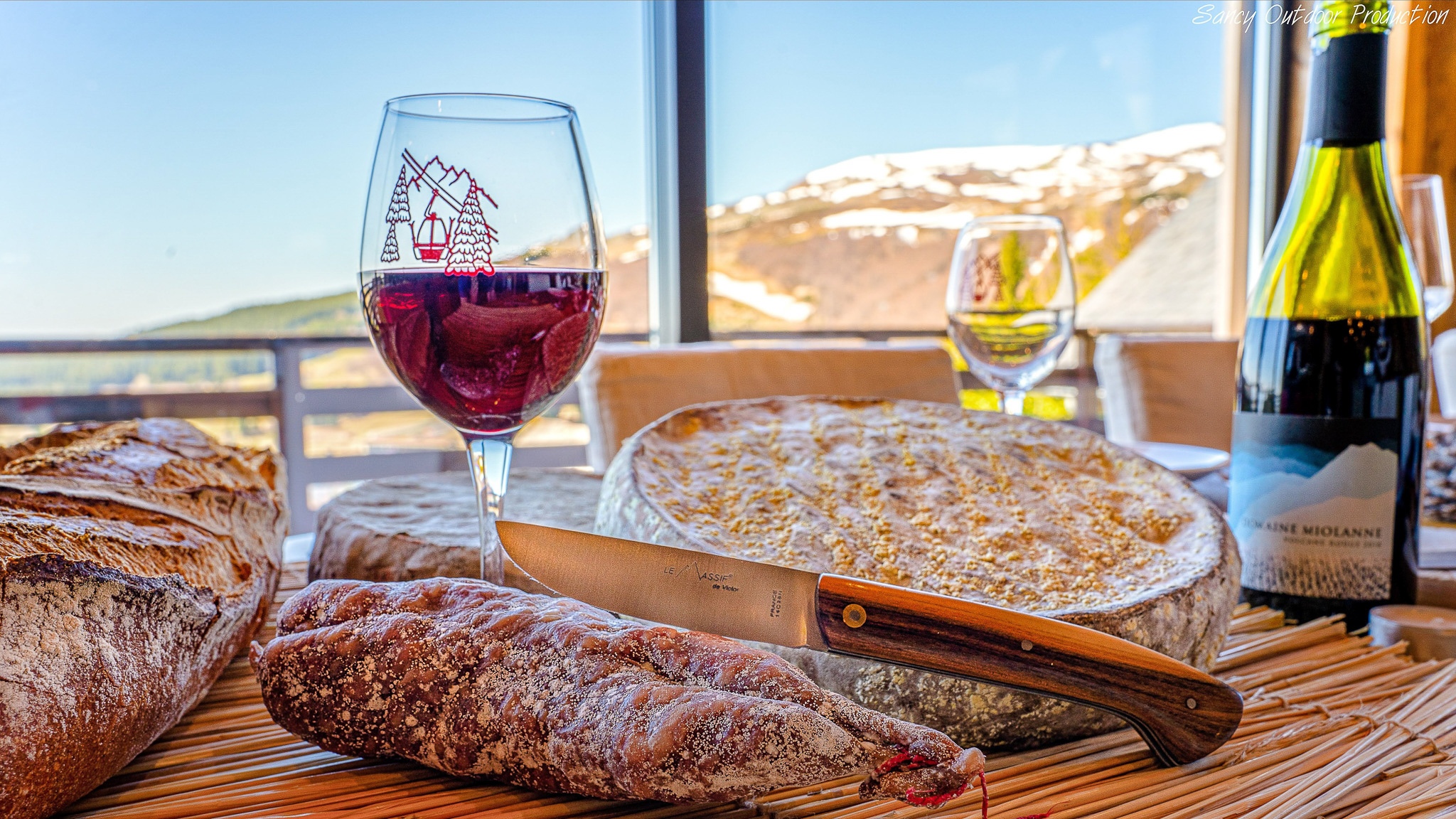 Trio Gourmand d'Auvergne : Saucisson, Saint-Nectaire, Vin