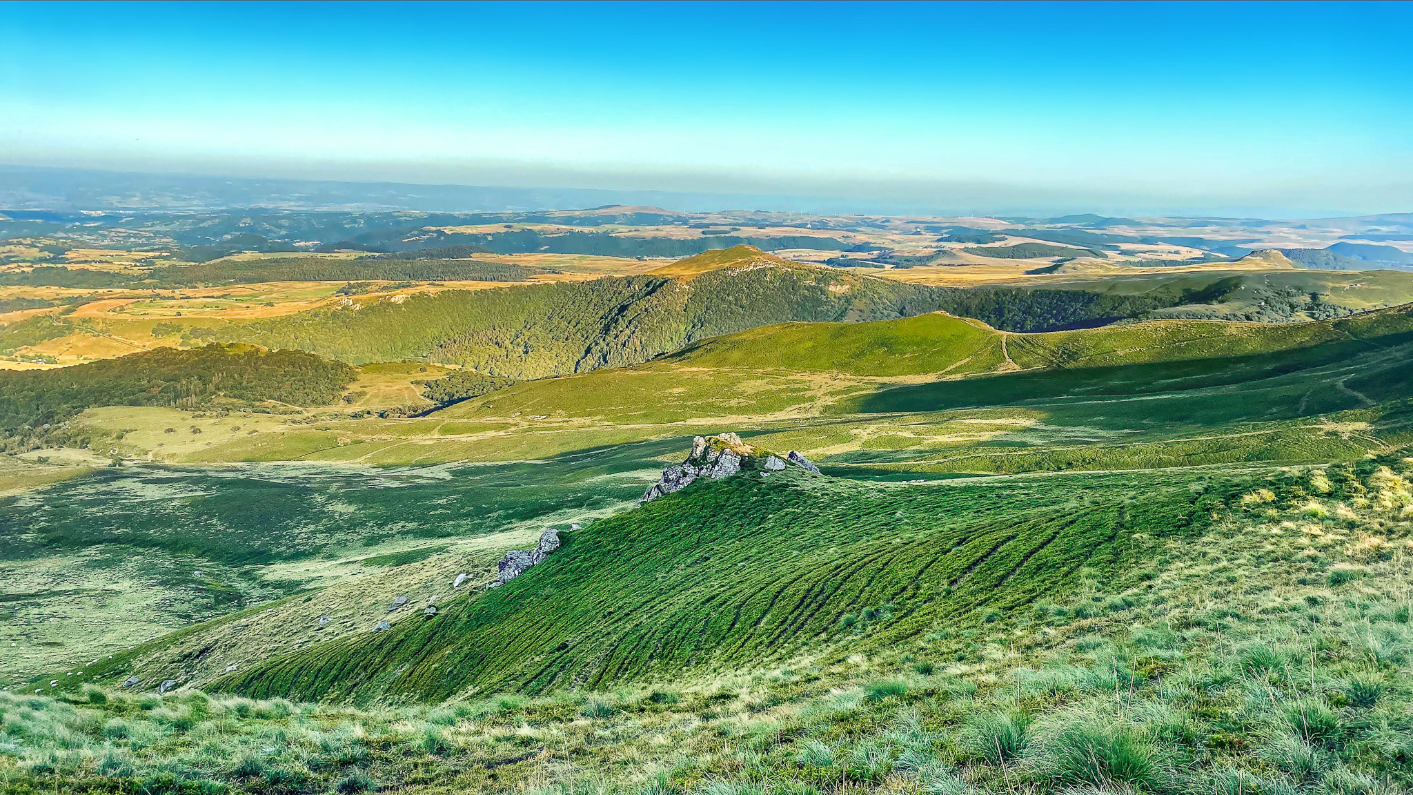 Roc de Cuzeau : Panorama Sublime sur la Campagne Auvergnate