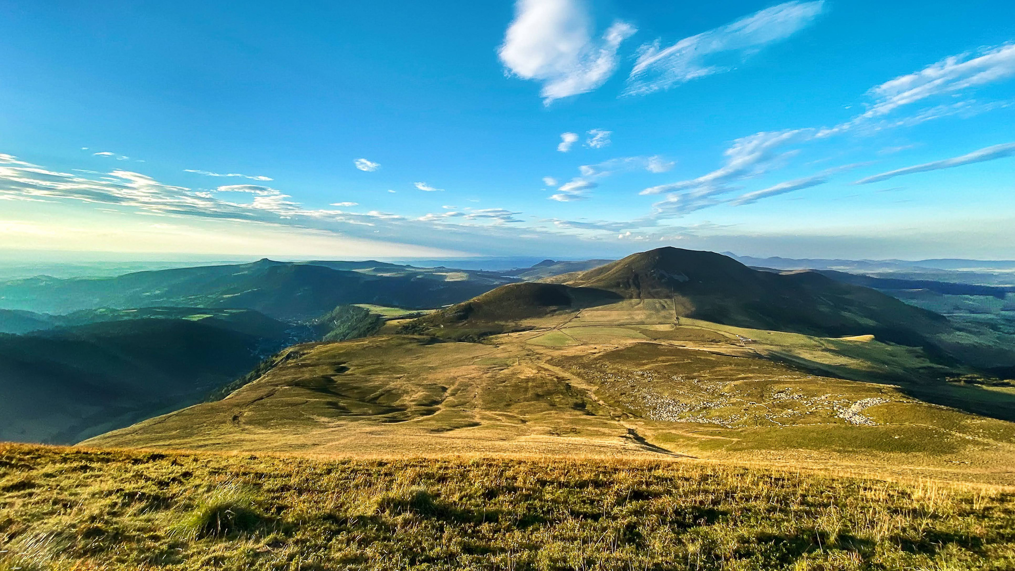 Sommet du Roc de Cuzeau : Puy de l'Angle en Perspective