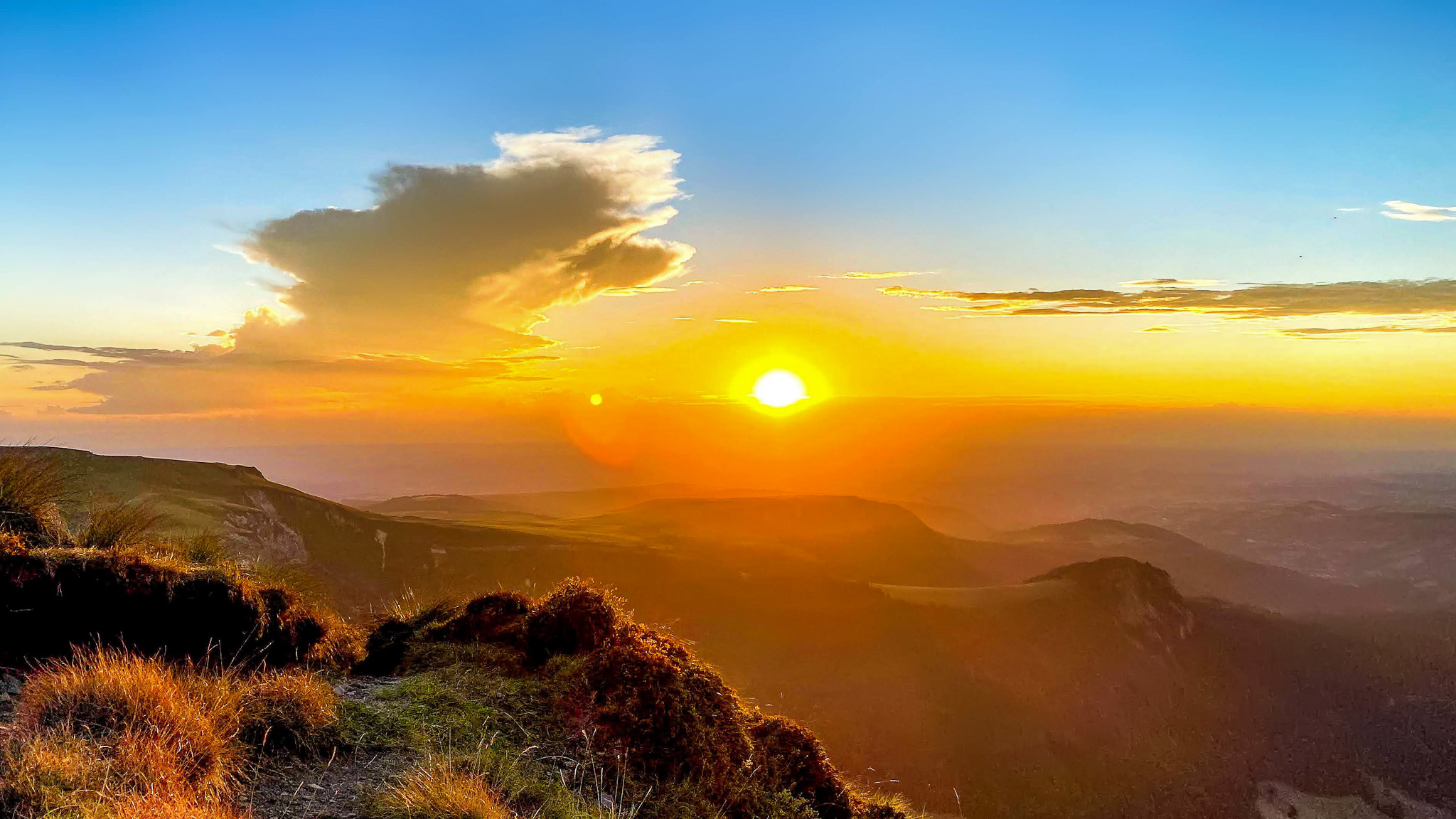 Roc de Cuzeau : Coucher de Soleil Magique sur le Chemin des Crêtes