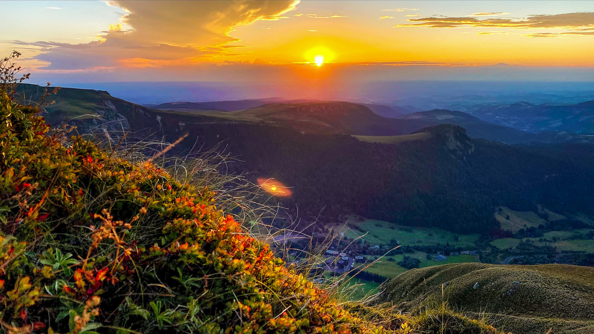 Roc de Cuzeau : Coucher de Soleil sur le Mont Dore