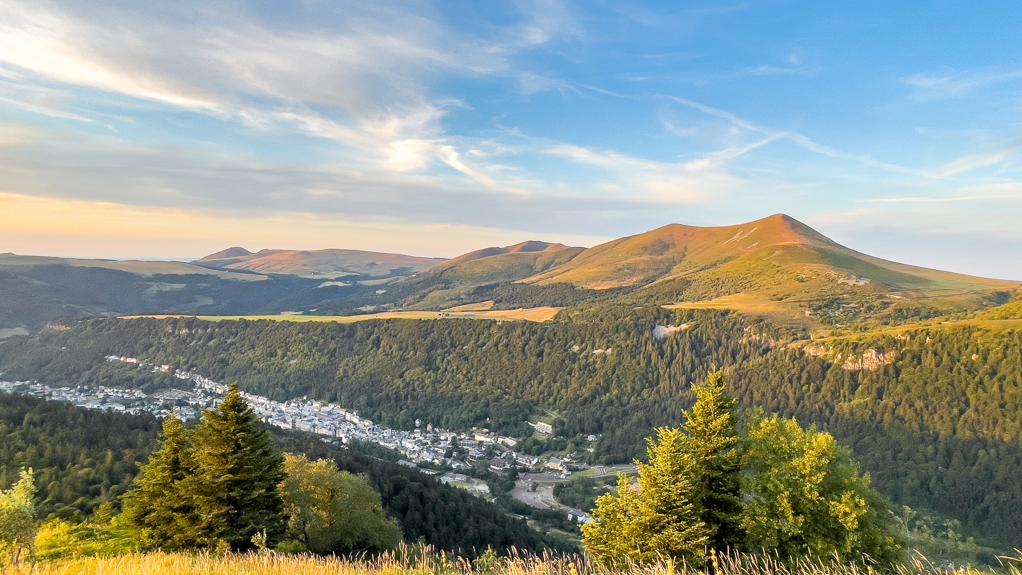 Au Capucin : Mont Dore et Sommets du Massif Adventif en Vue