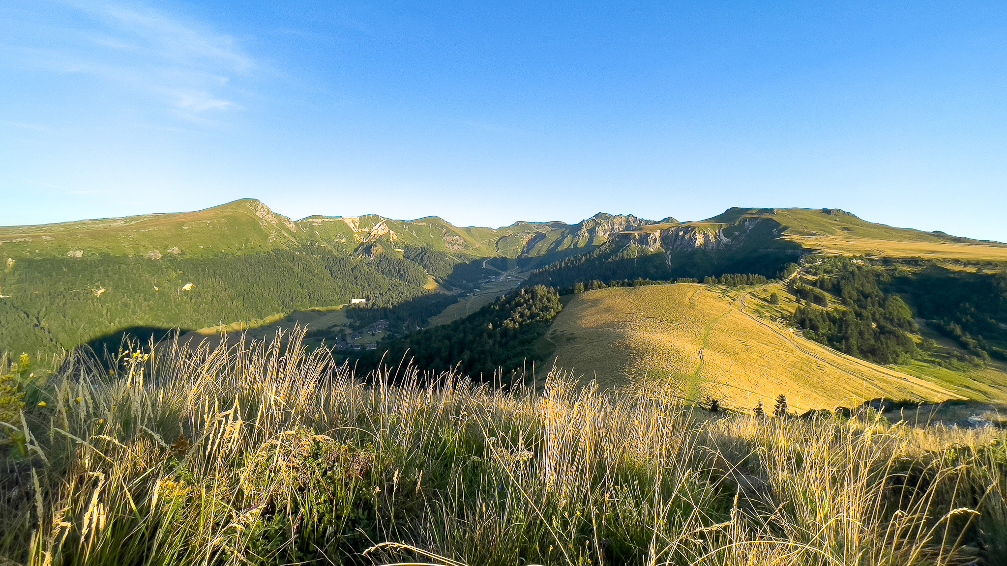 Le Capucin au Mont Dore : Vue Panoramique Roc de Cuzeau - Puy de Cliergue