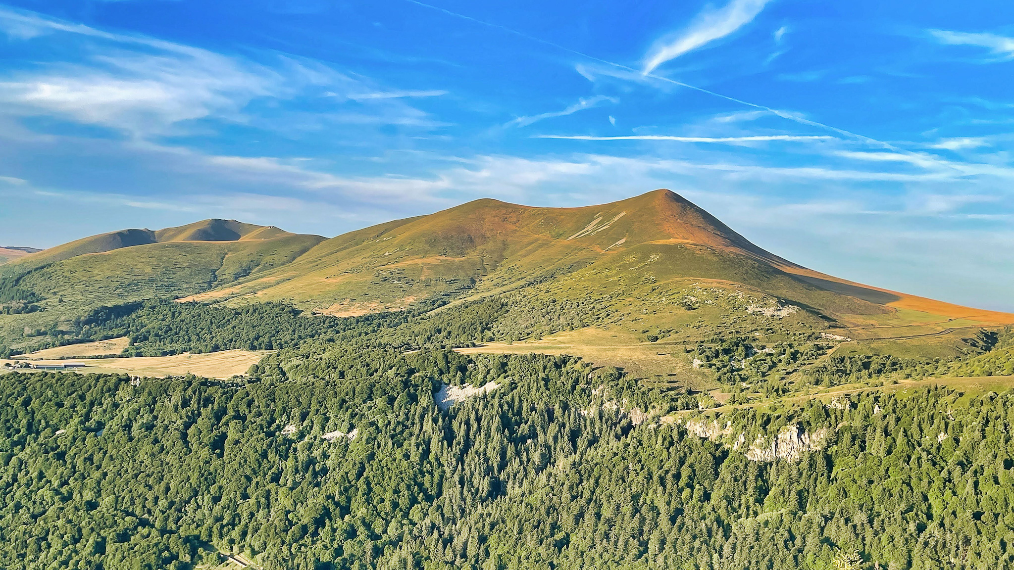 Le Capucin : Cirque de la Grande Cascade & Couleurs Magiques du Puy de l'Angle