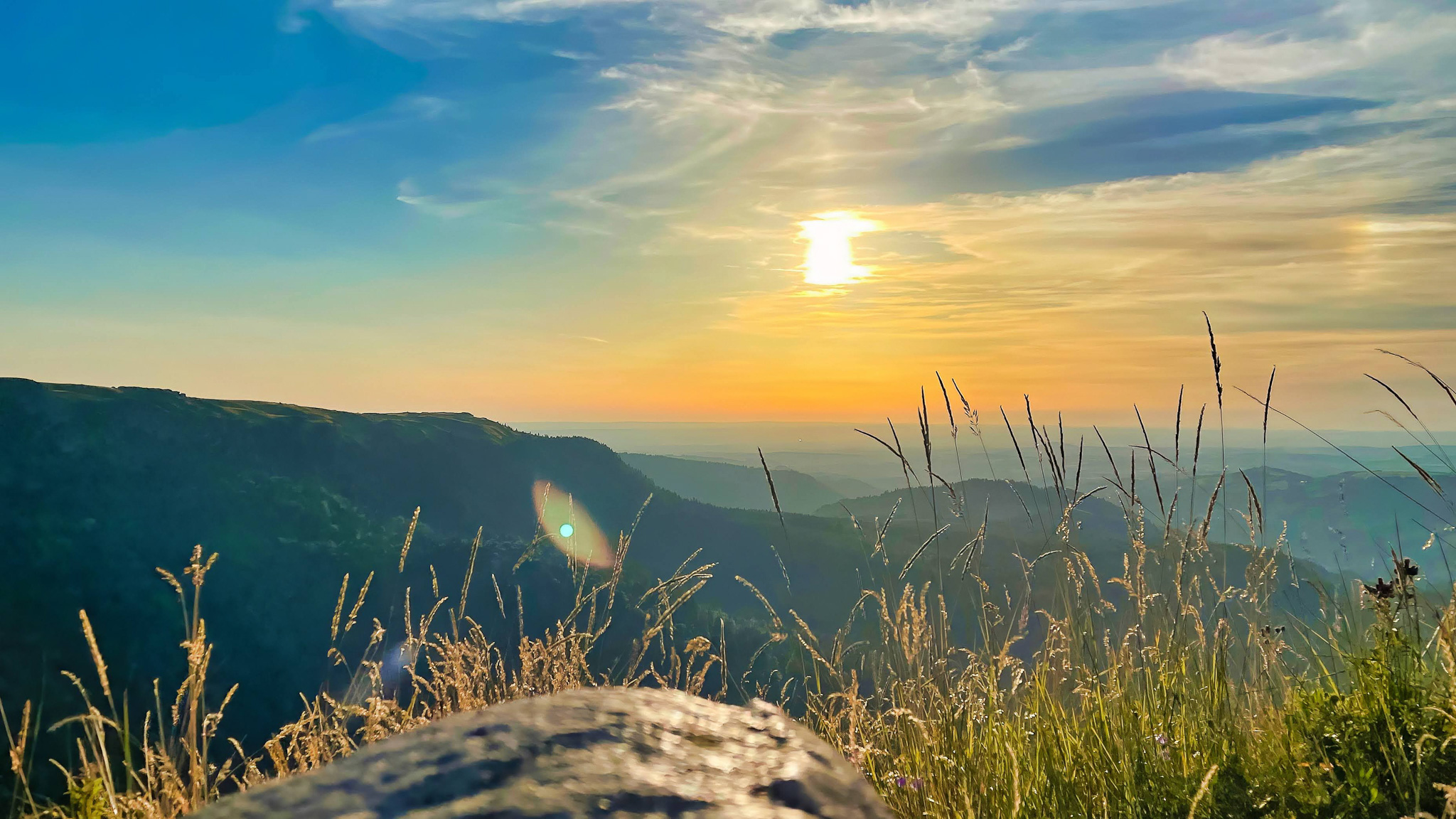 le Capucin, coucher de Soleil sur les sommets des Monts Dore