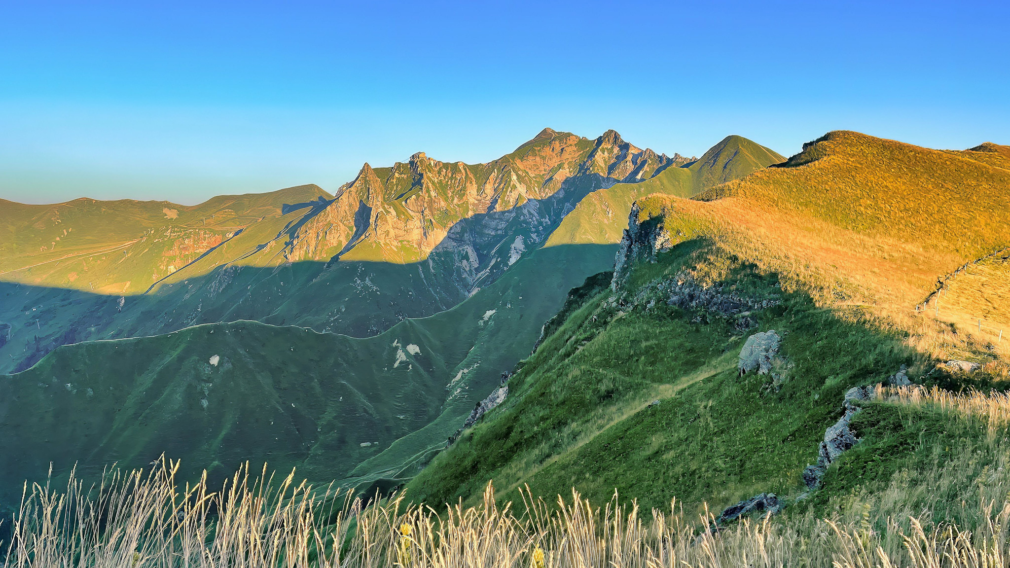 Le Capucin : Coucher de Soleil Flamboyant sur le Puy de Sancy