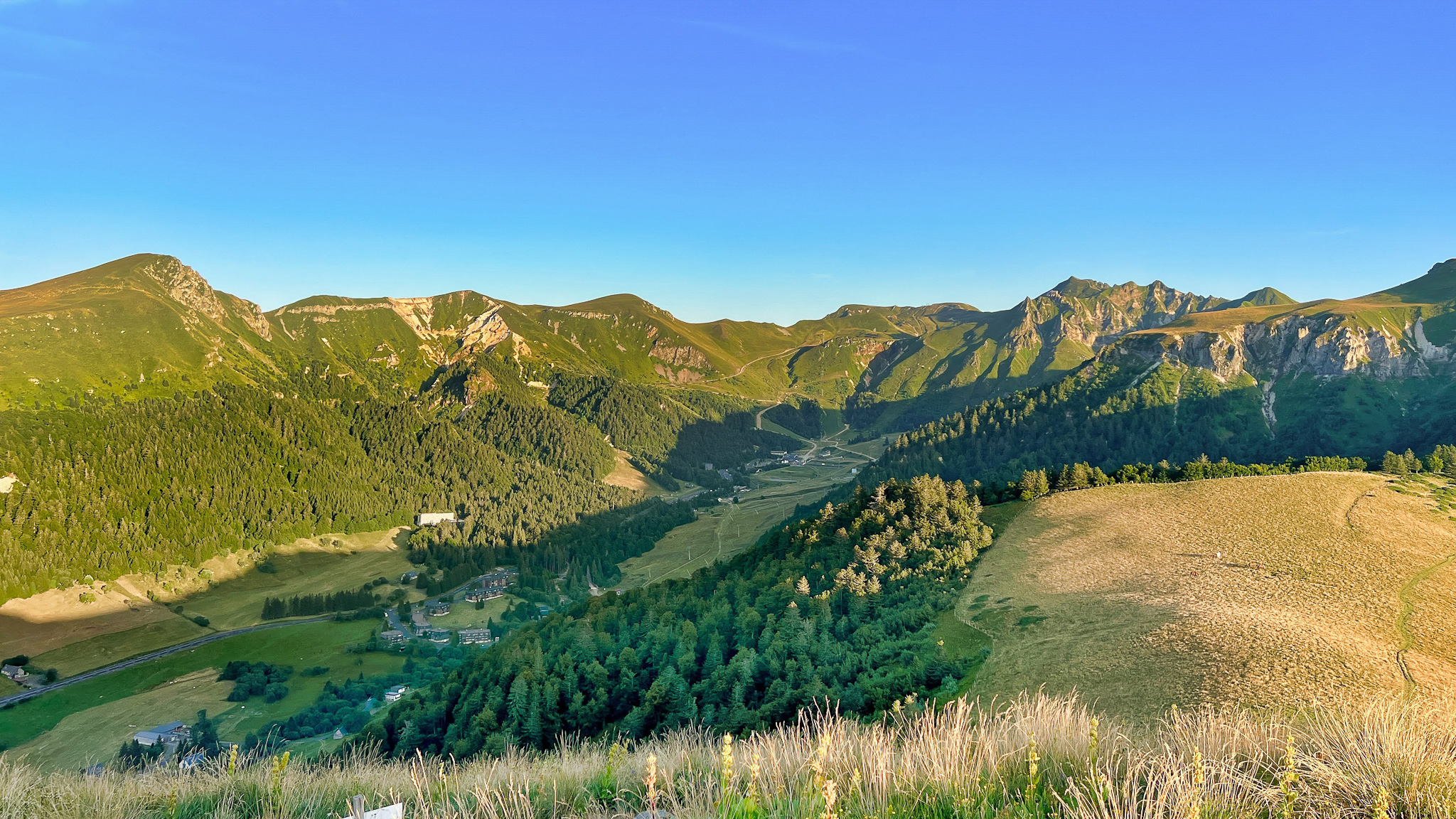 Le Capucin : Lumière Douce sur le Massif du Sancy